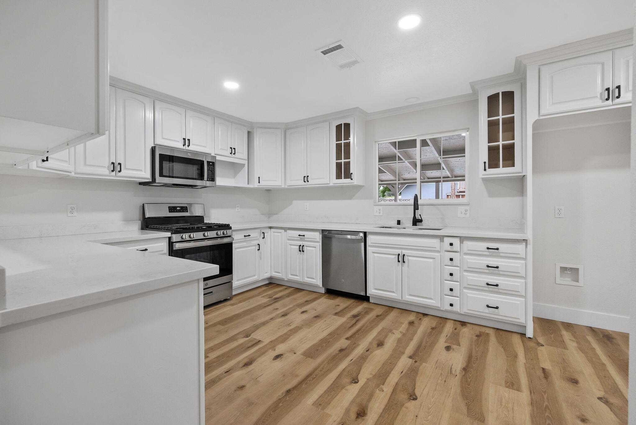 215 Lombardy Ln, Lemoore, CA 93245