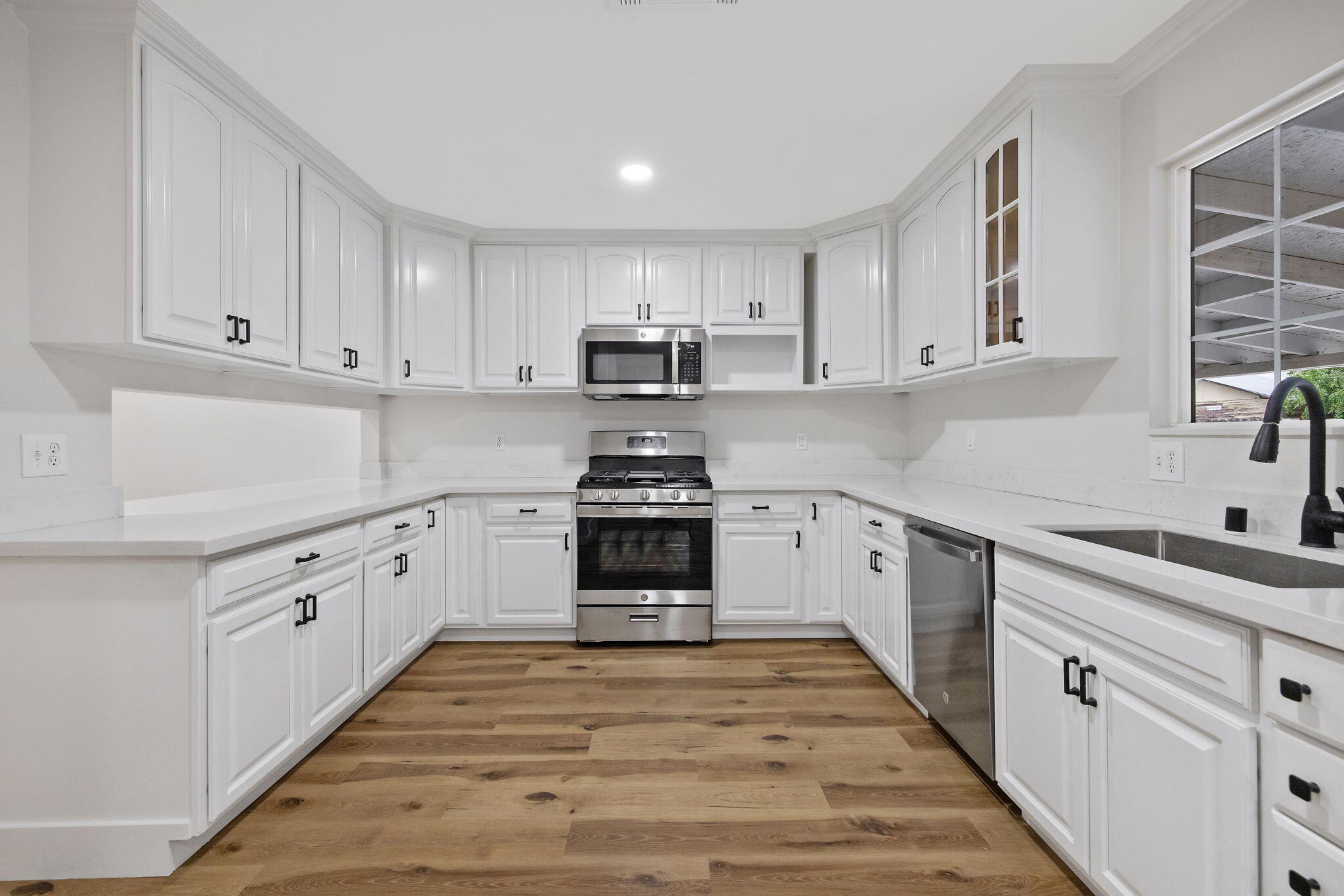 215 Lombardy Ln, Lemoore, CA 93245