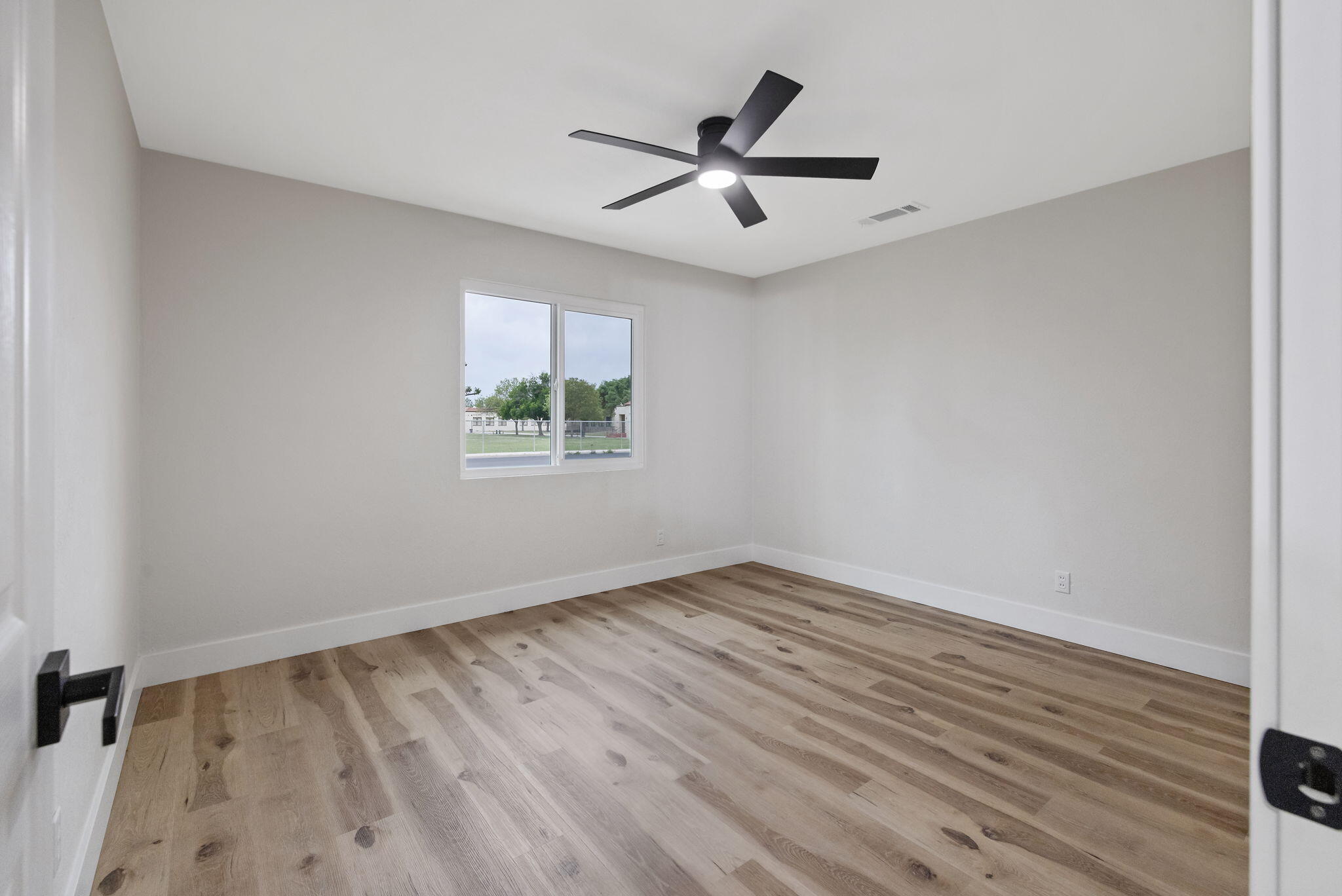 215 Lombardy Ln, Lemoore, CA 93245