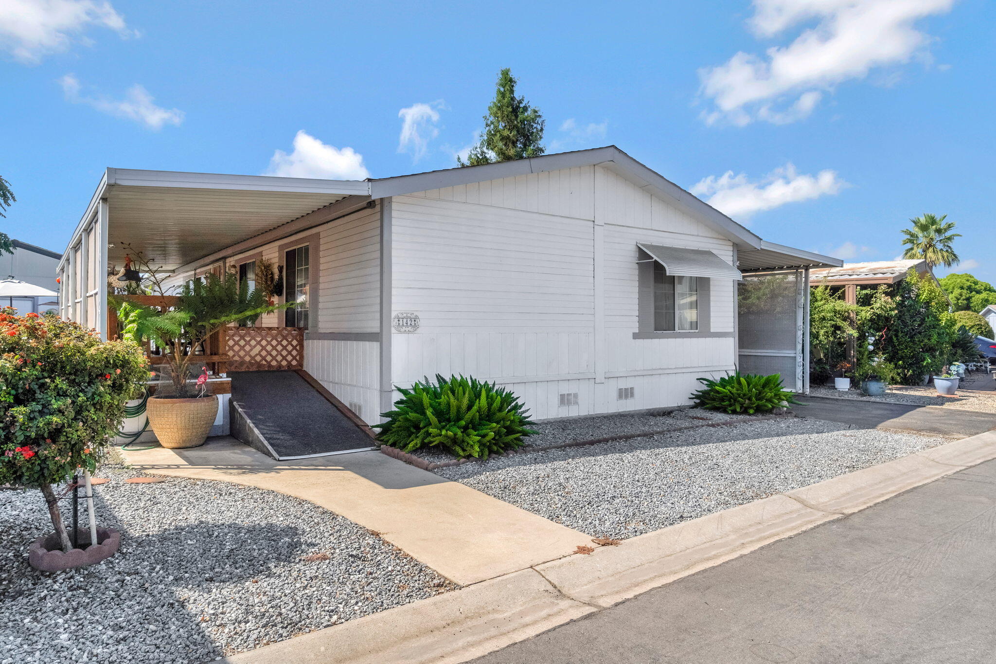 1218 E Cleveland Ave #142, Madera, CA 93638