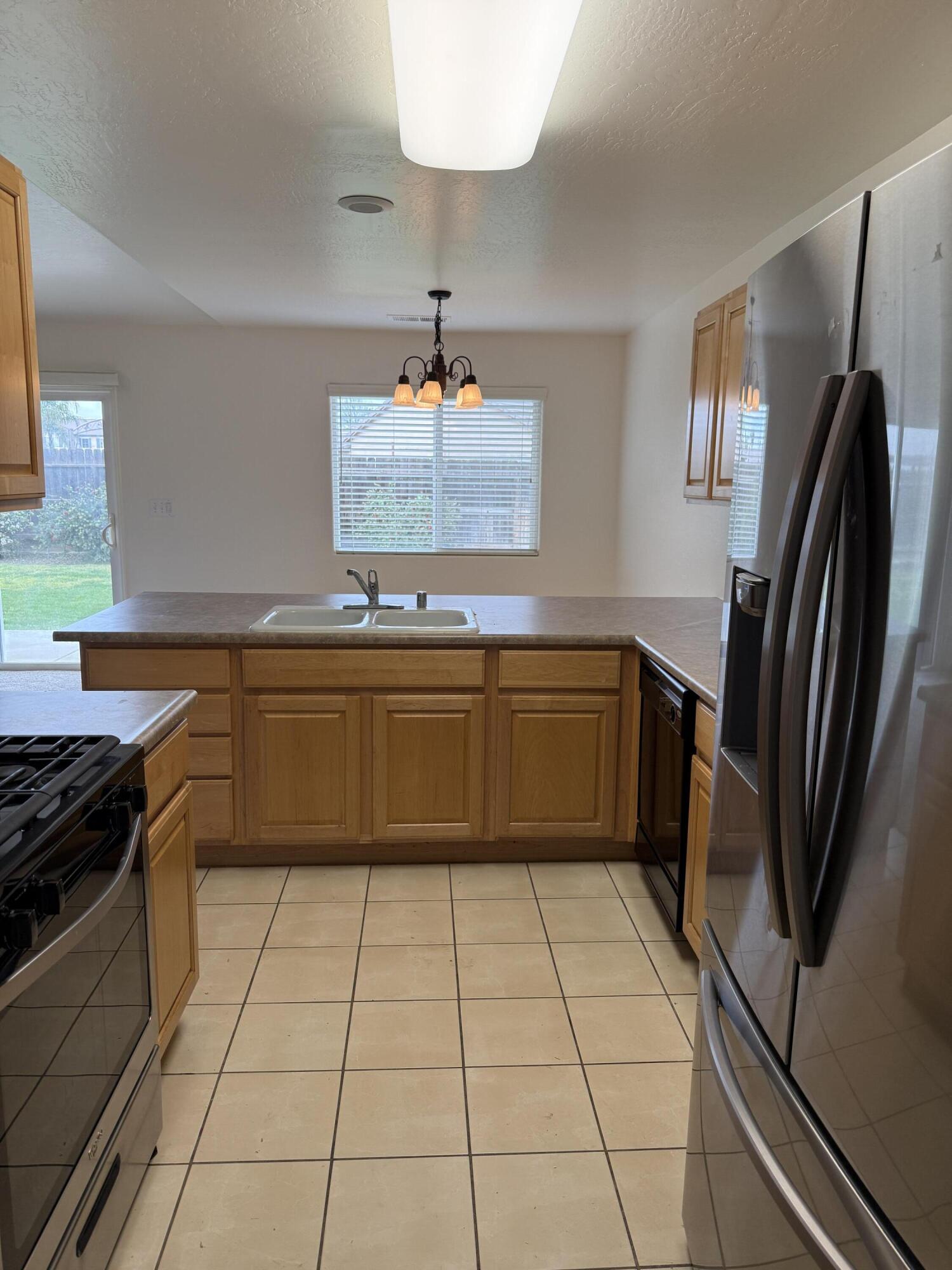 2020 W Bristol Ln, Hanford, CA 93230