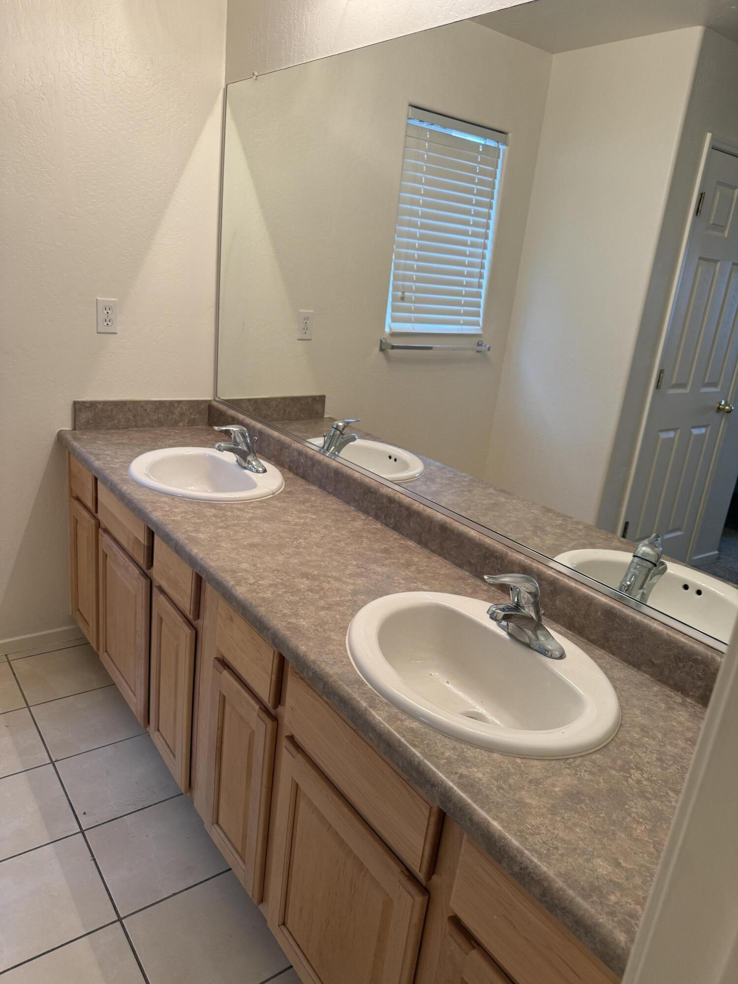 2020 W Bristol Ln, Hanford, CA 93230