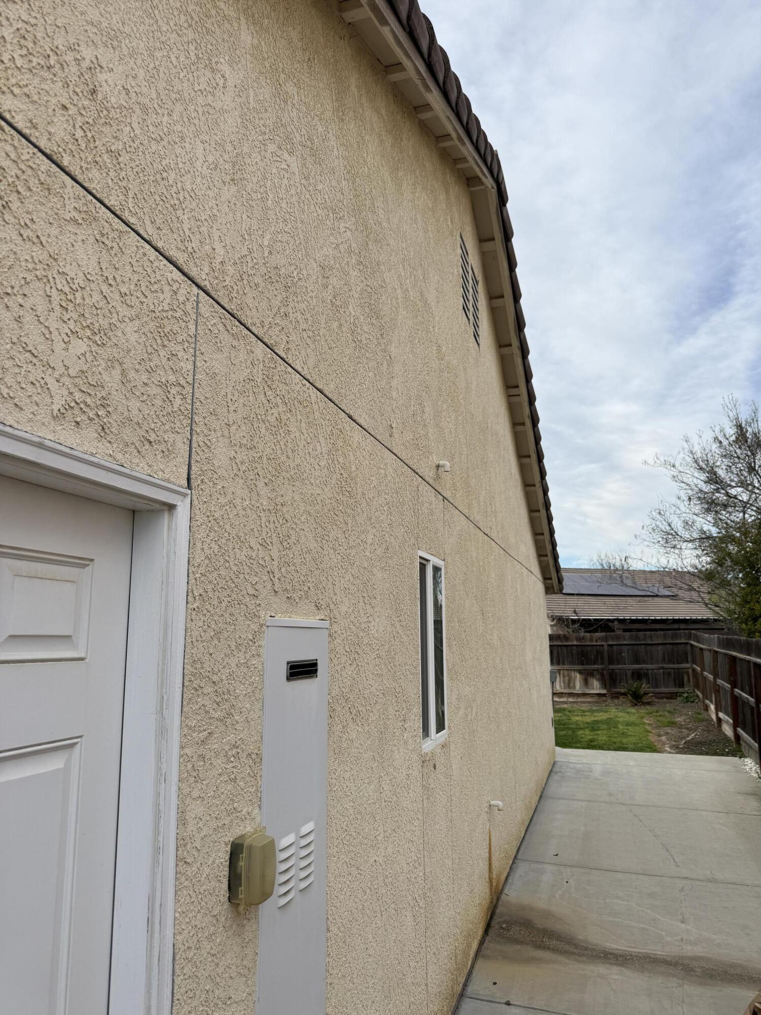 2020 W Bristol Ln, Hanford, CA 93230