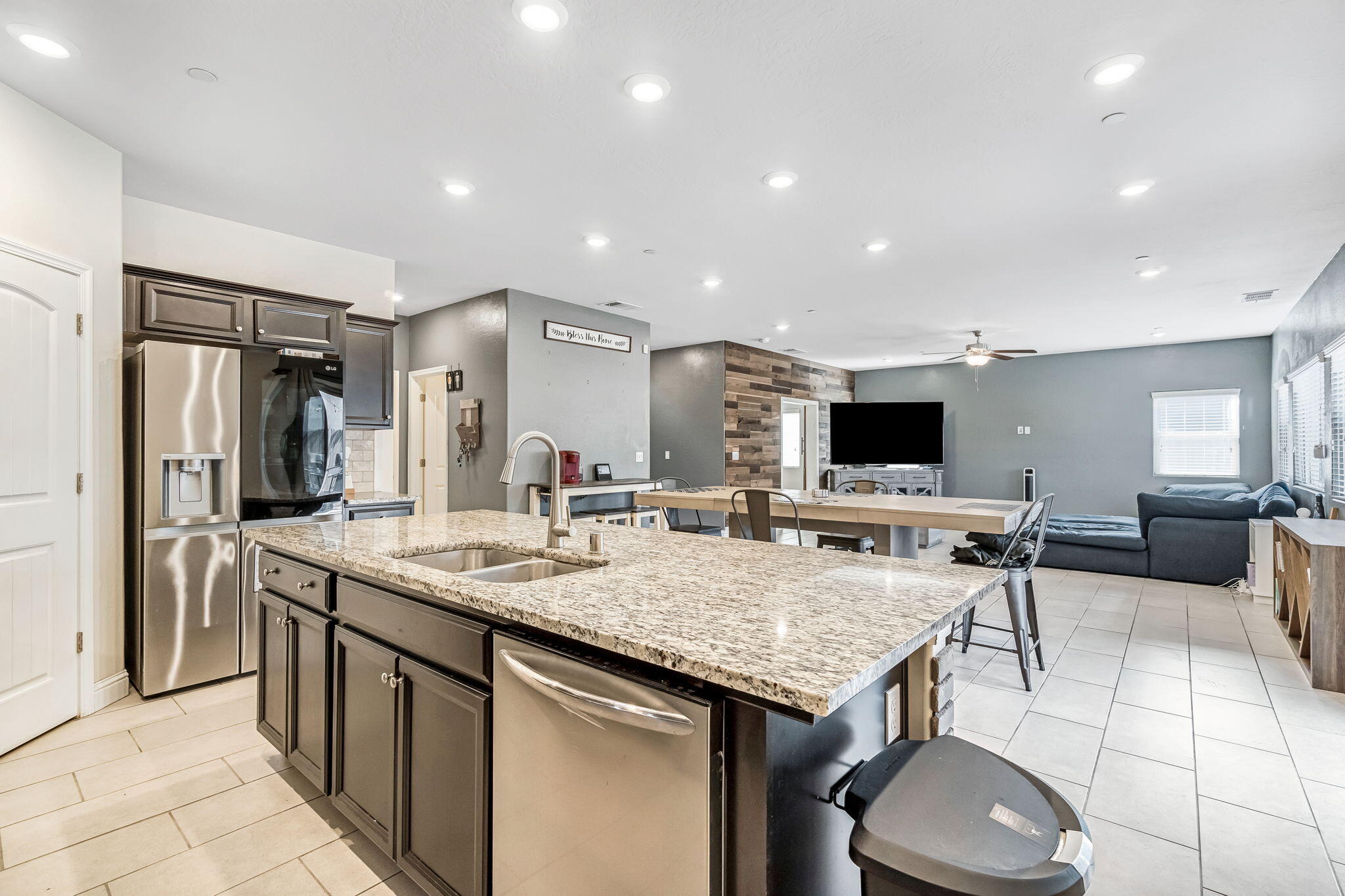 2425 N Divisadero St, Visalia, CA 93291