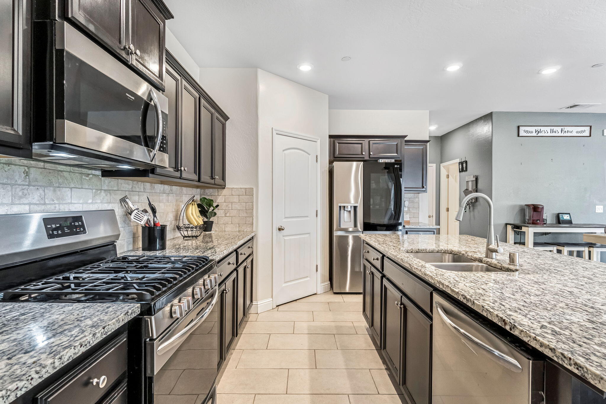 2425 N Divisadero St, Visalia, CA 93291