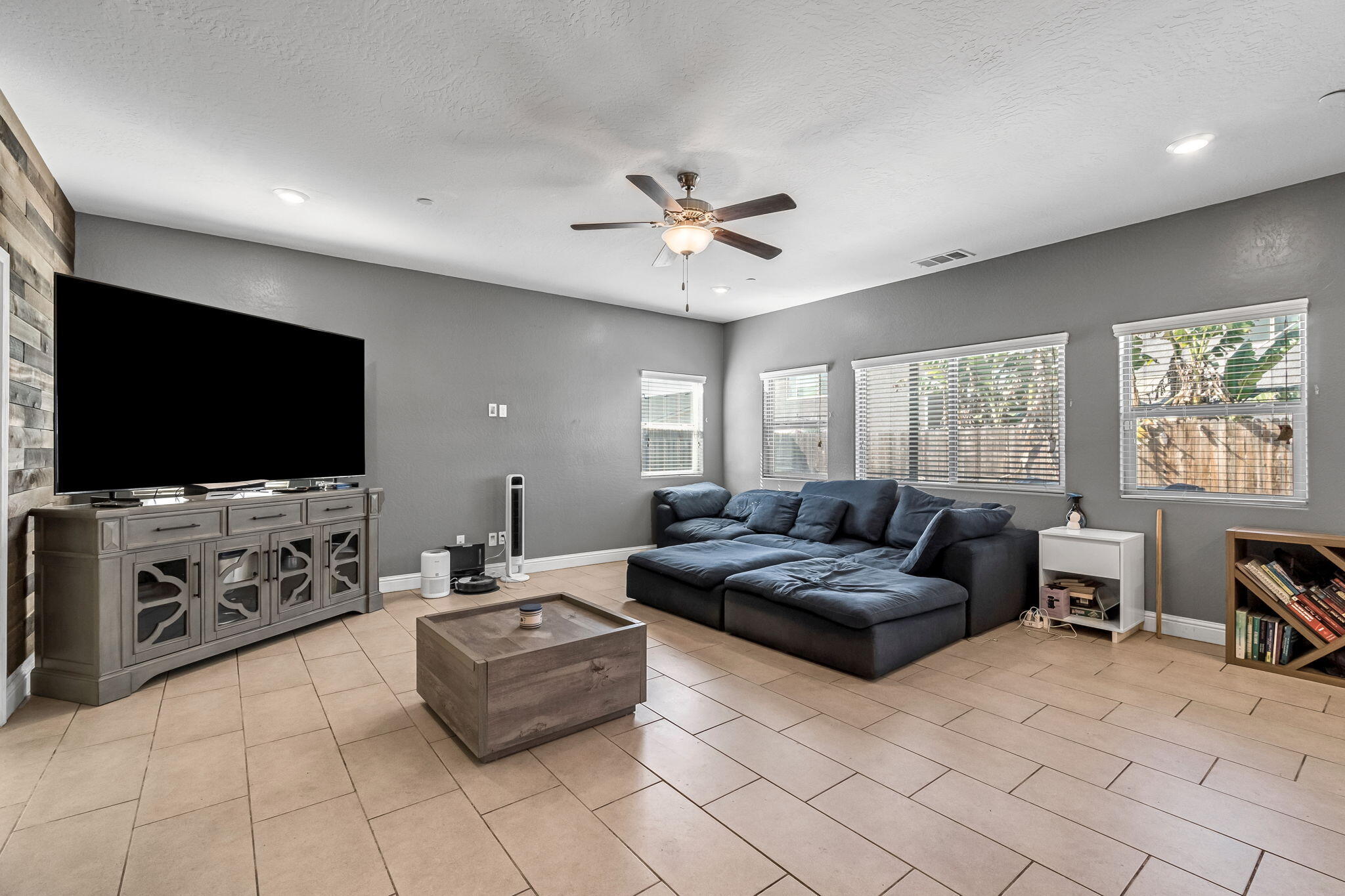 2425 N Divisadero St, Visalia, CA 93291