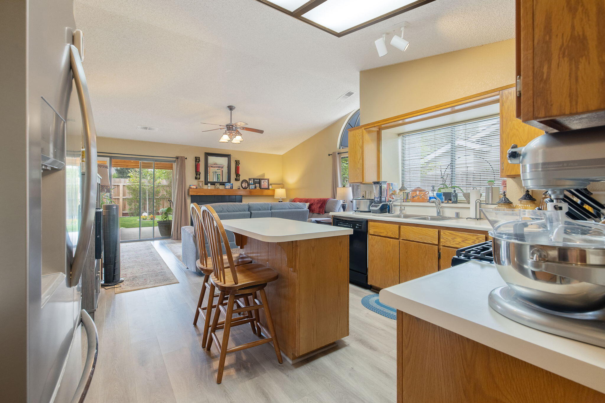 1443 E Vassar Dr, Visalia, CA 93292