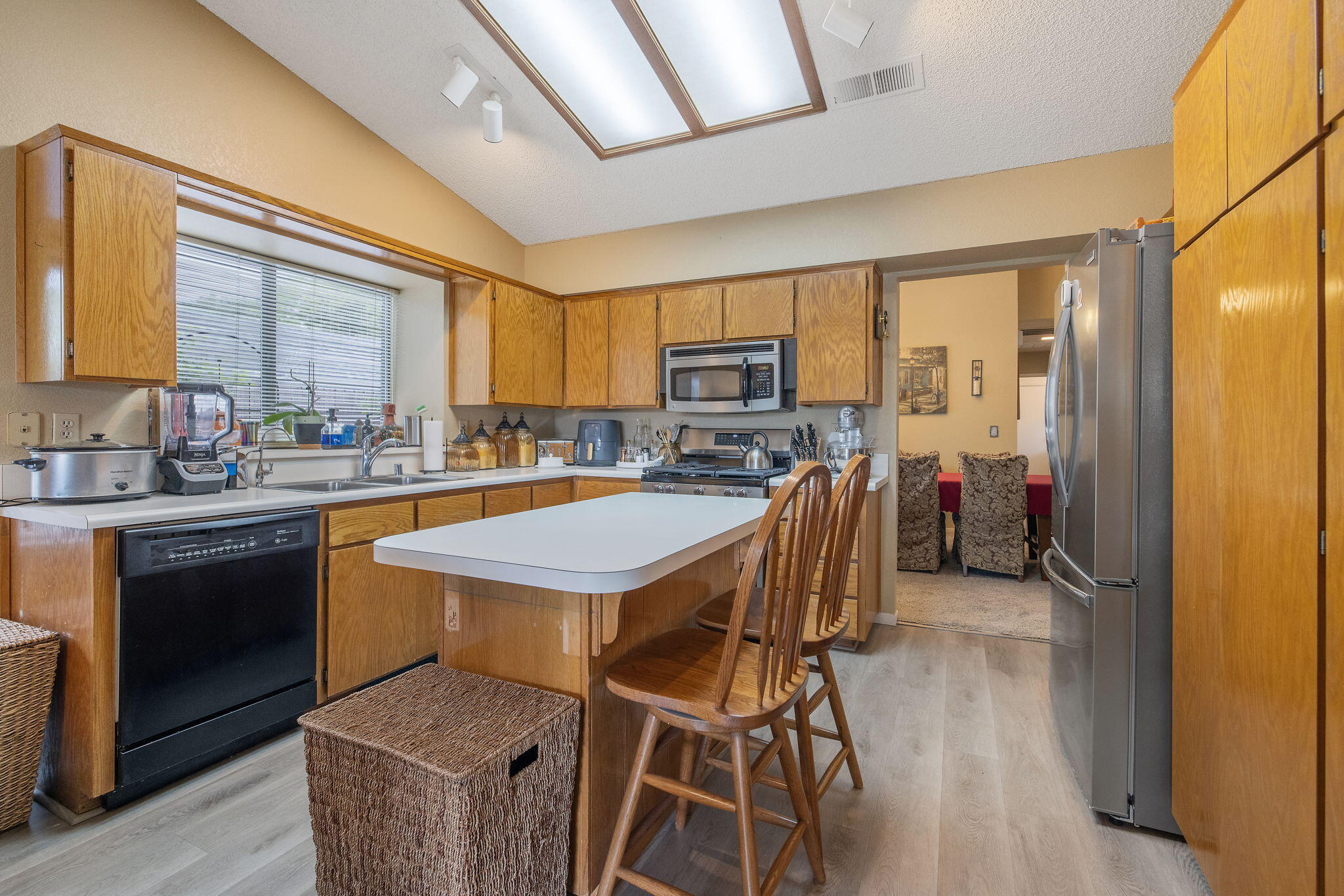 1443 E Vassar Dr, Visalia, CA 93292