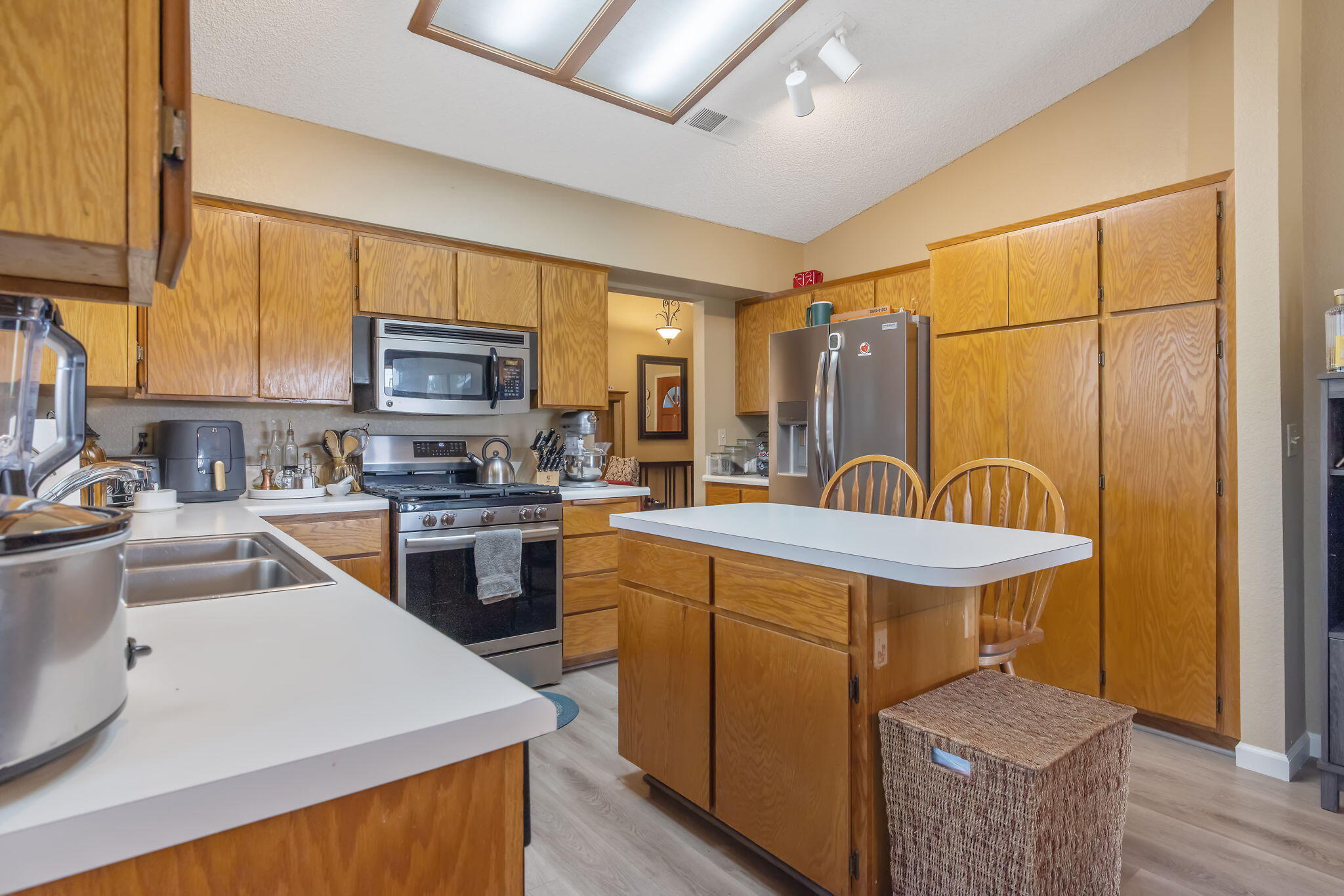 1443 E Vassar Dr, Visalia, CA 93292