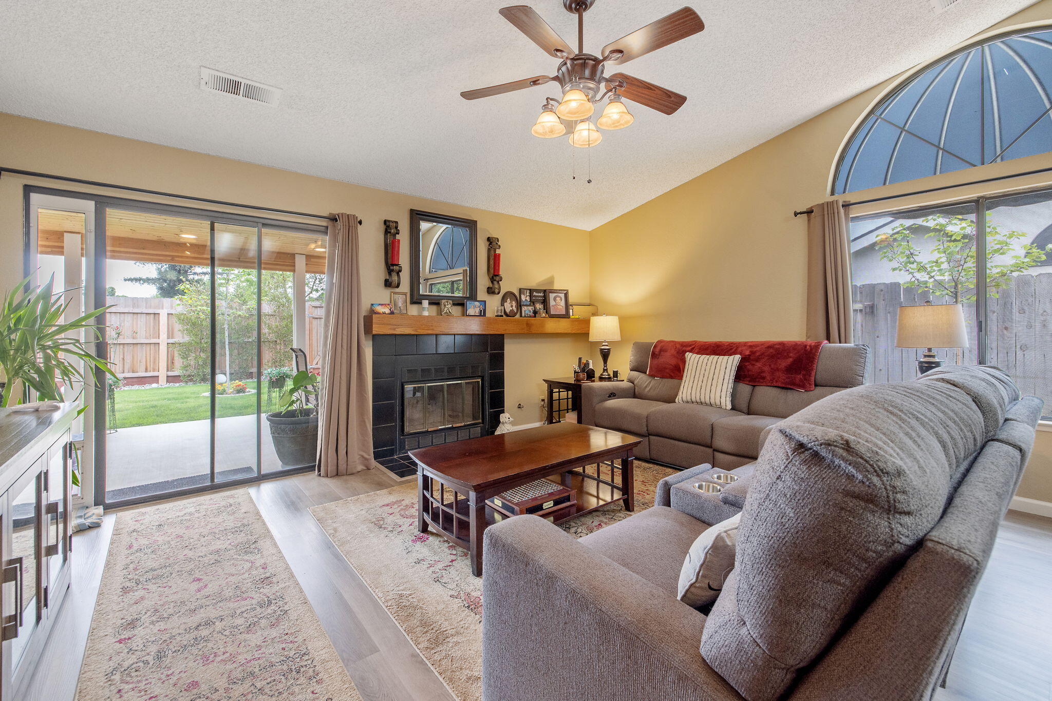 1443 E Vassar Dr, Visalia, CA 93292