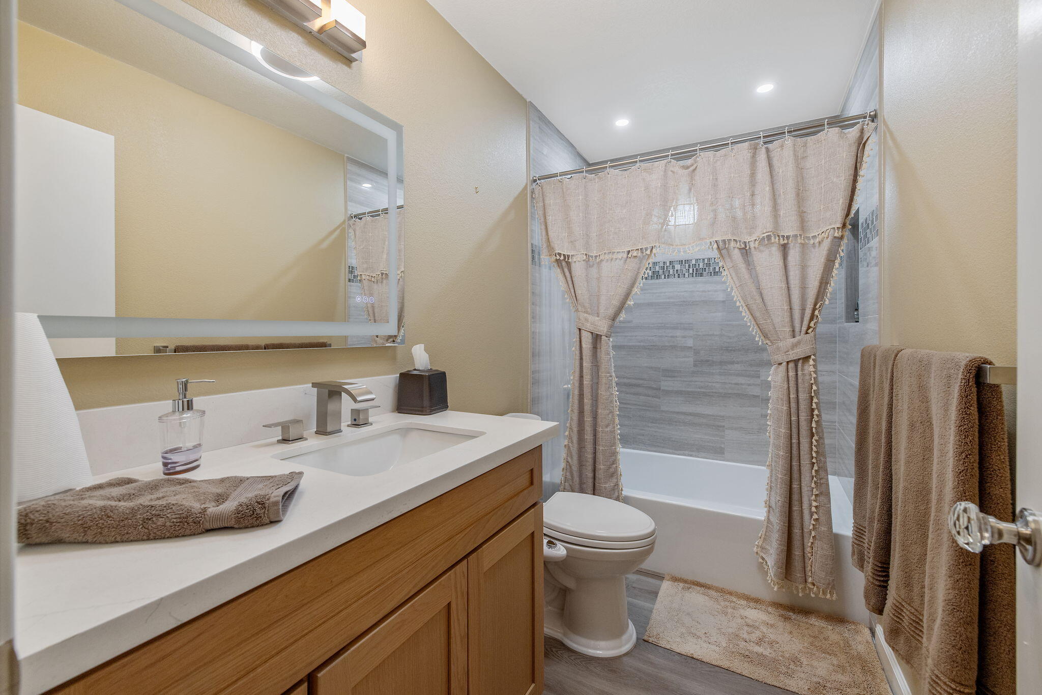 1443 E Vassar Dr, Visalia, CA 93292