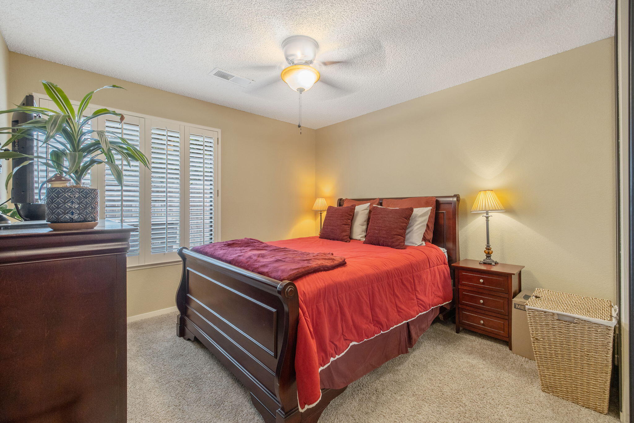 1443 E Vassar Dr, Visalia, CA 93292