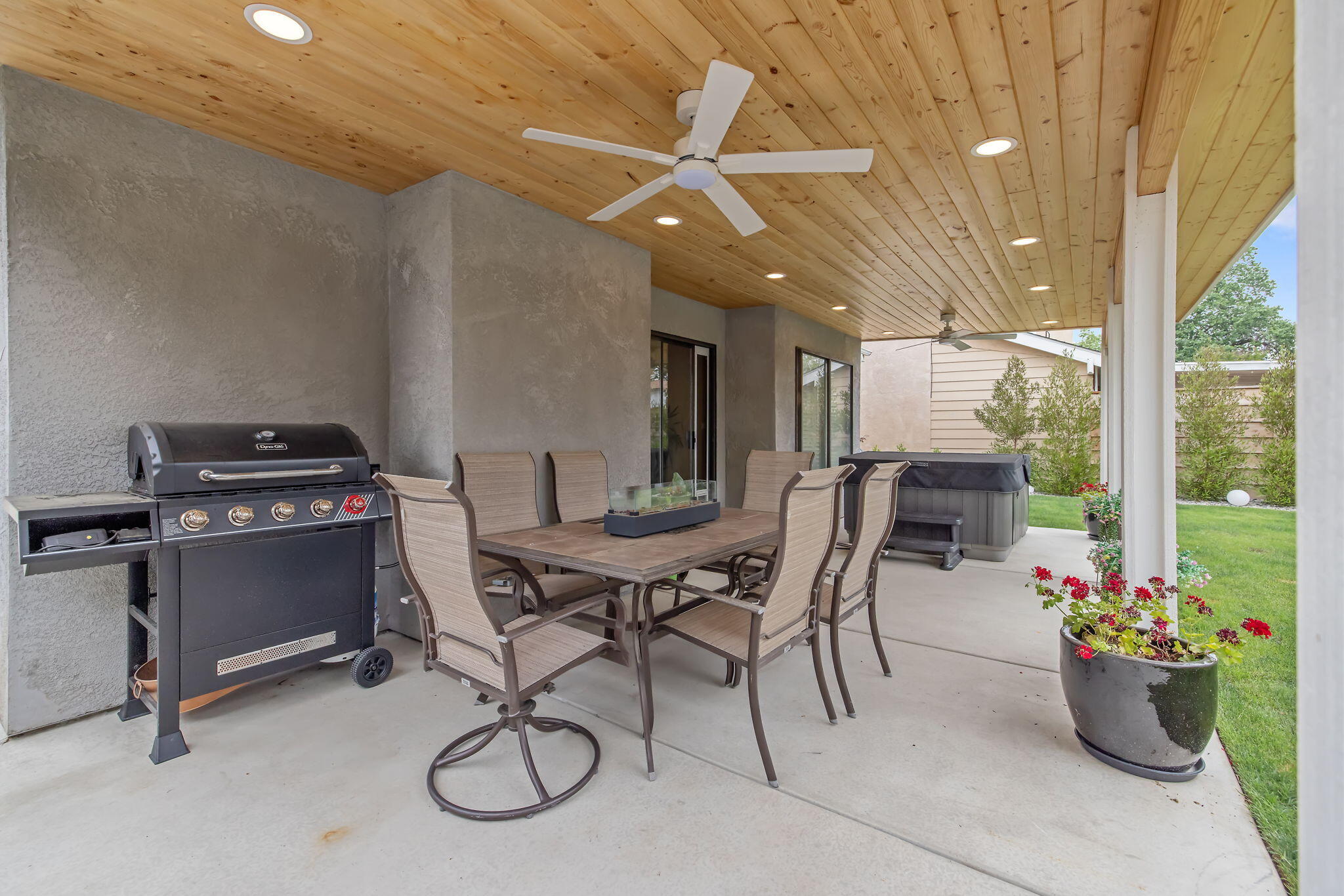 1443 E Vassar Dr, Visalia, CA 93292