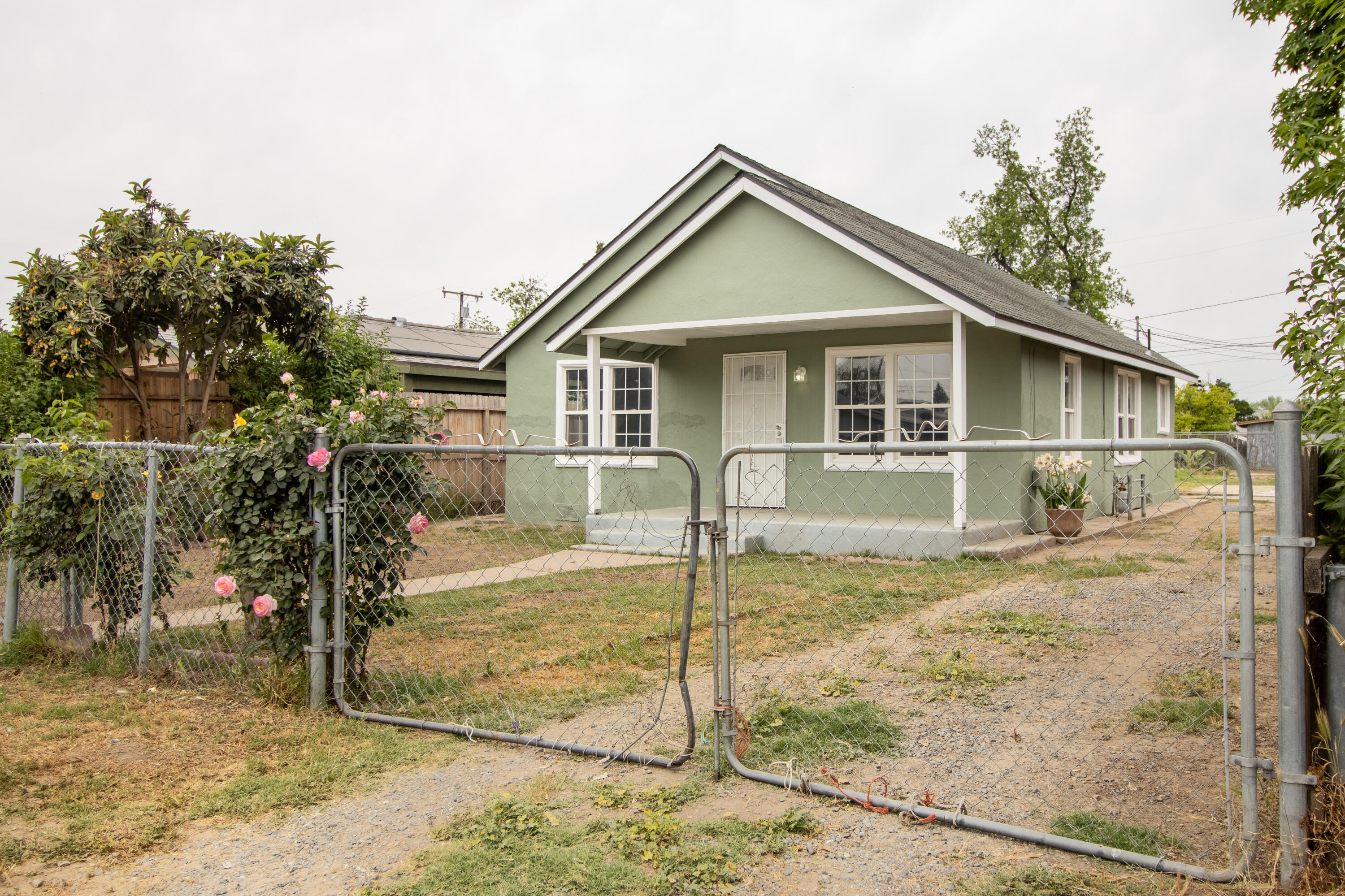 818 W W Sweet Ave, Visalia, CA 93291