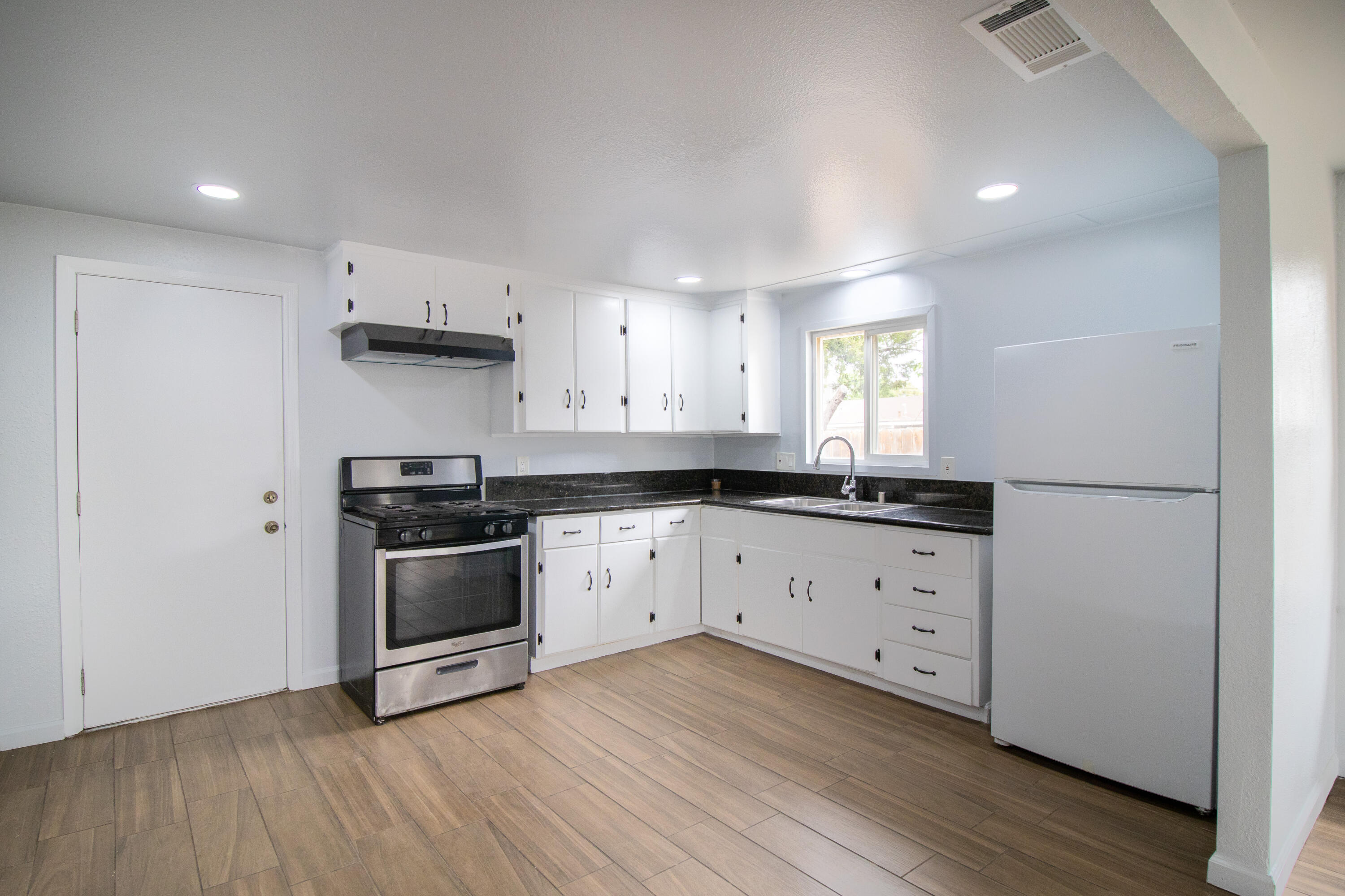 818 W W Sweet Ave, Visalia, CA 93291