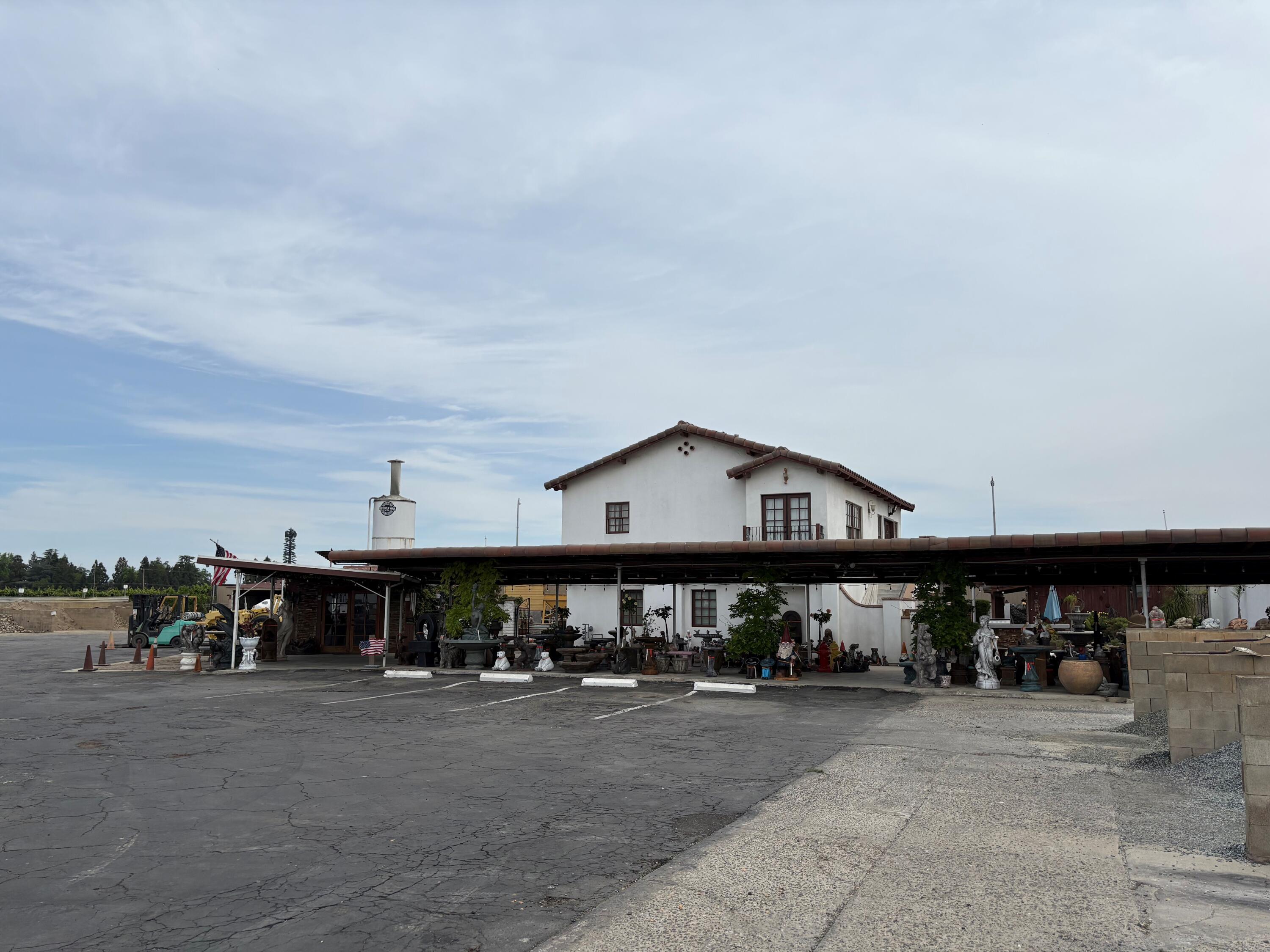 26300 N Mooney Blvd, Tulare, CA 93274