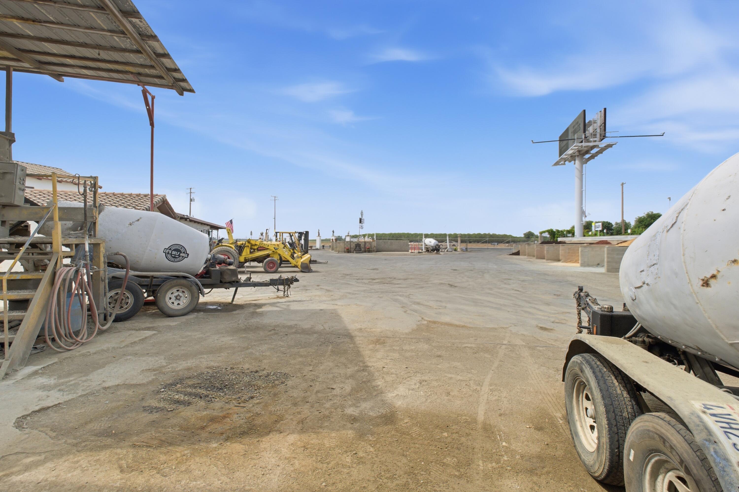 26300 N Mooney Blvd, Tulare, CA 93274