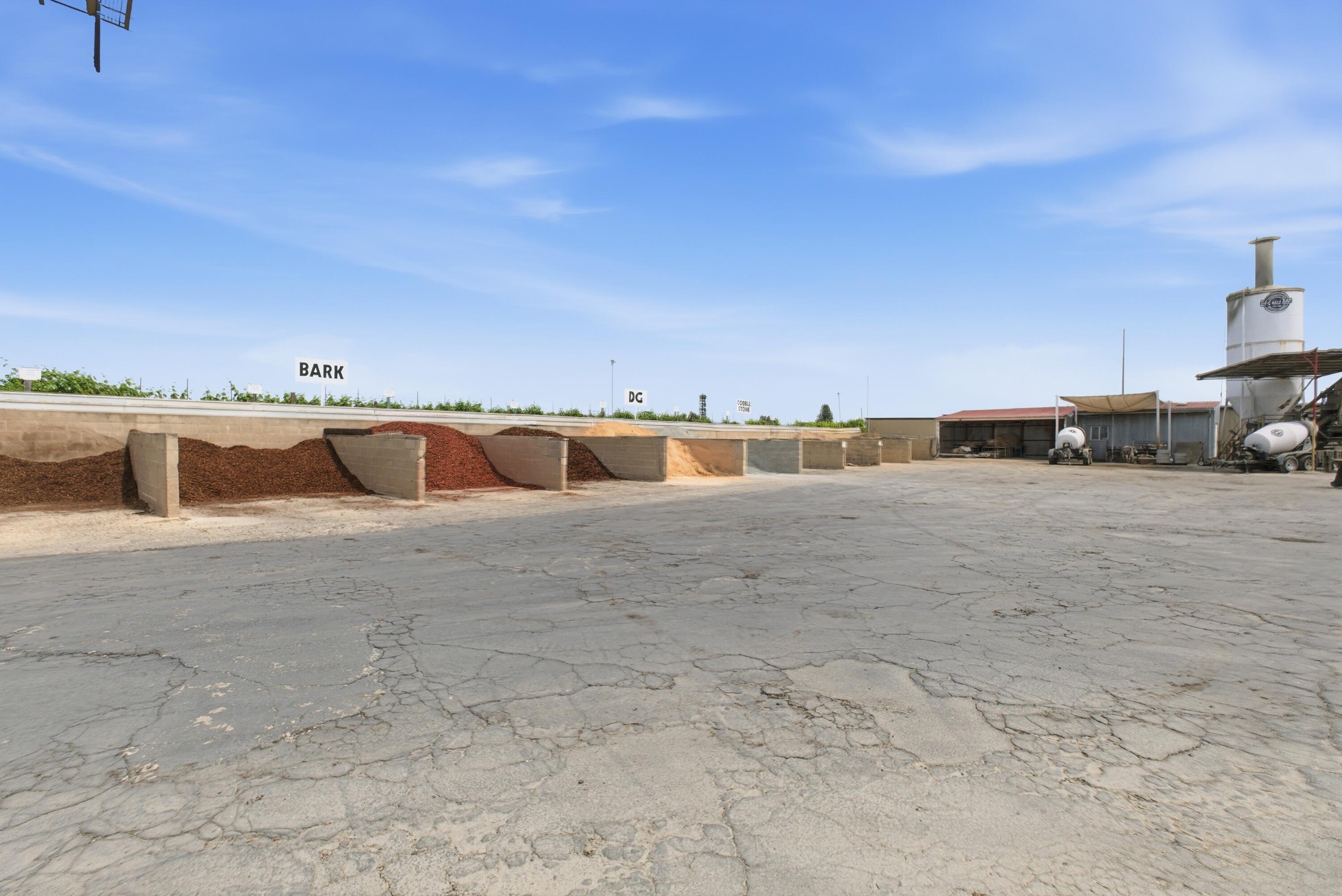 26300 N Mooney Blvd, Tulare, CA 93274