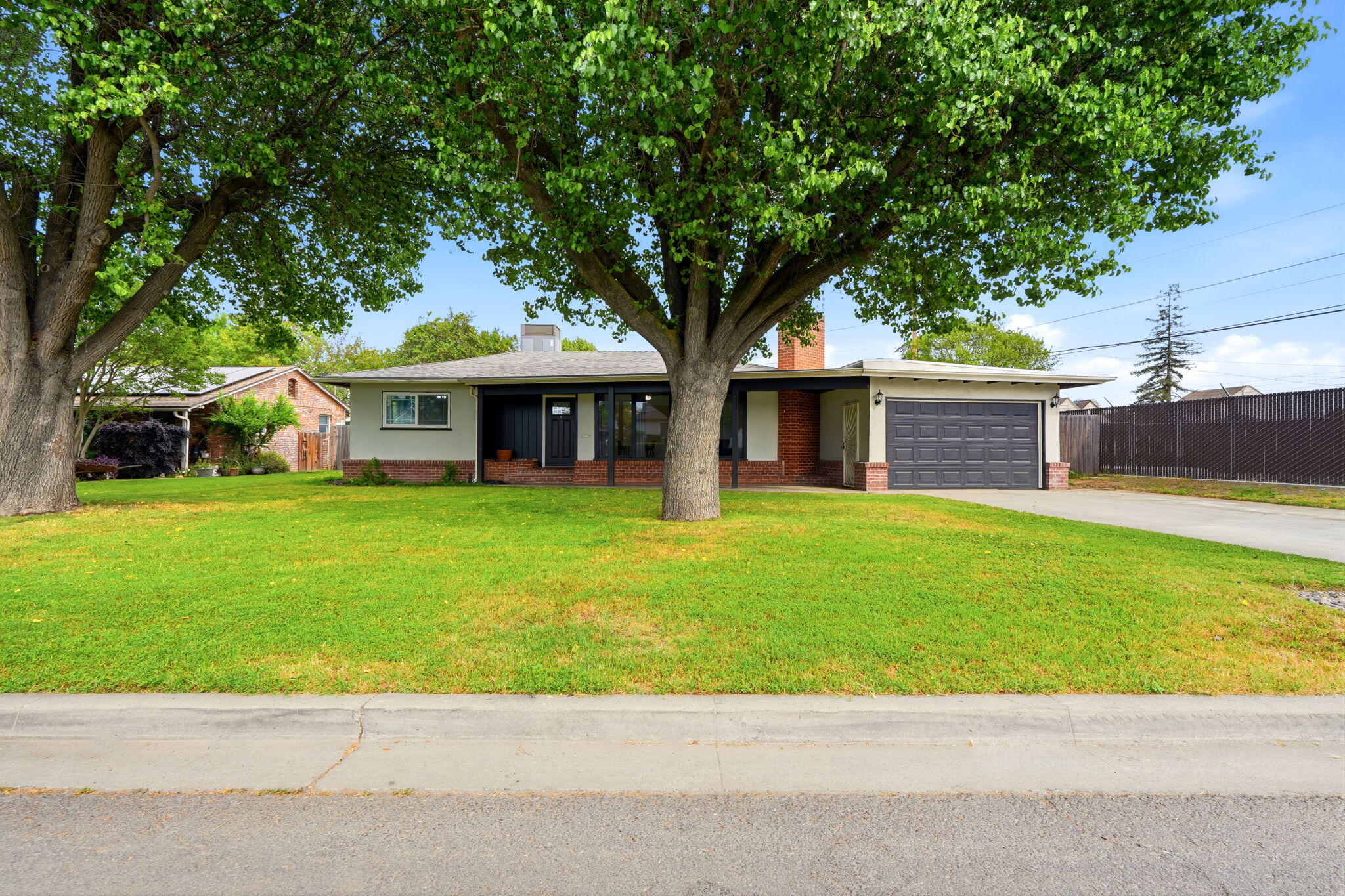 630 Auburn St, Tulare, CA 93274