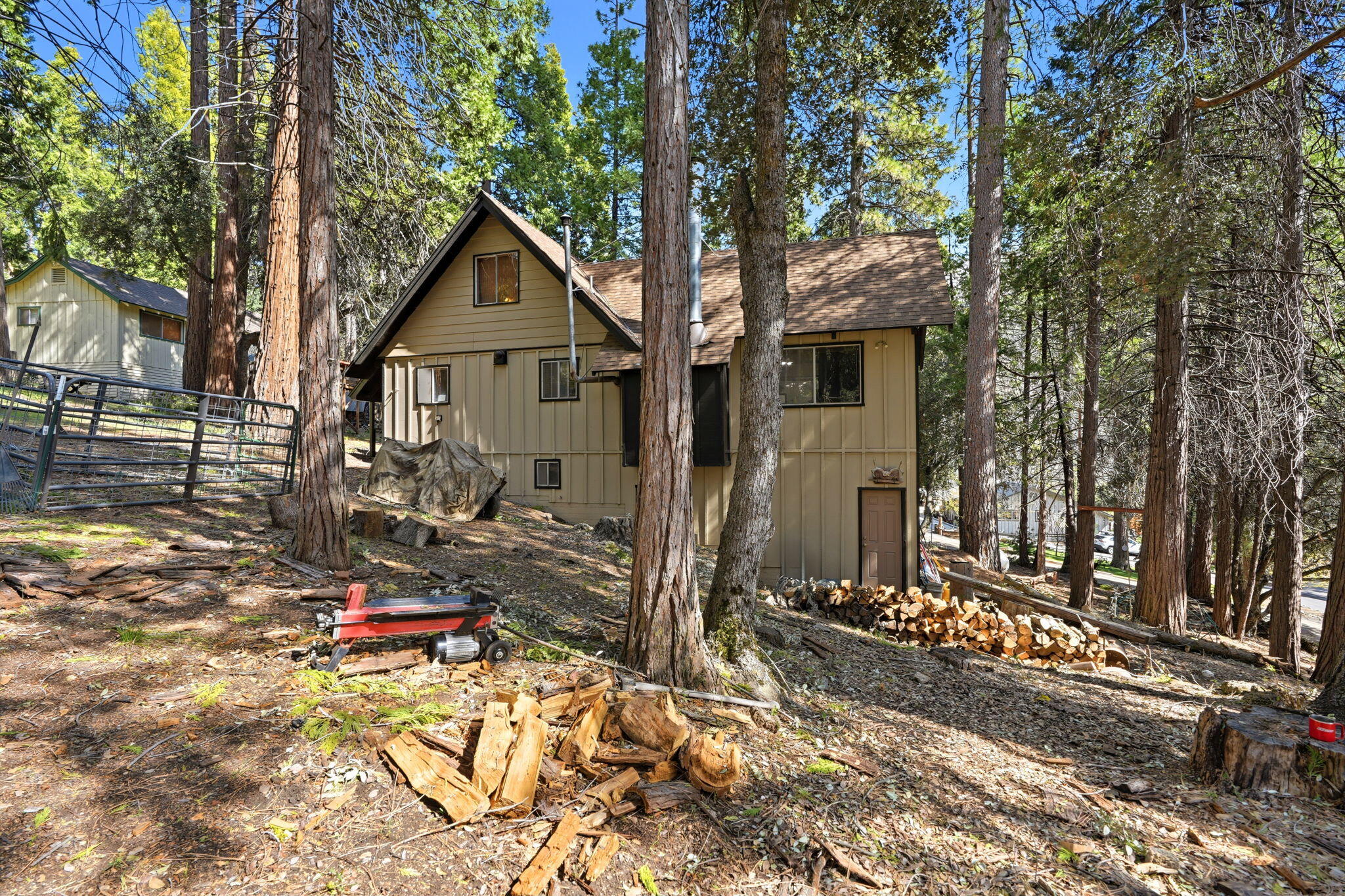 1833 James Dr, Springville, CA 93265