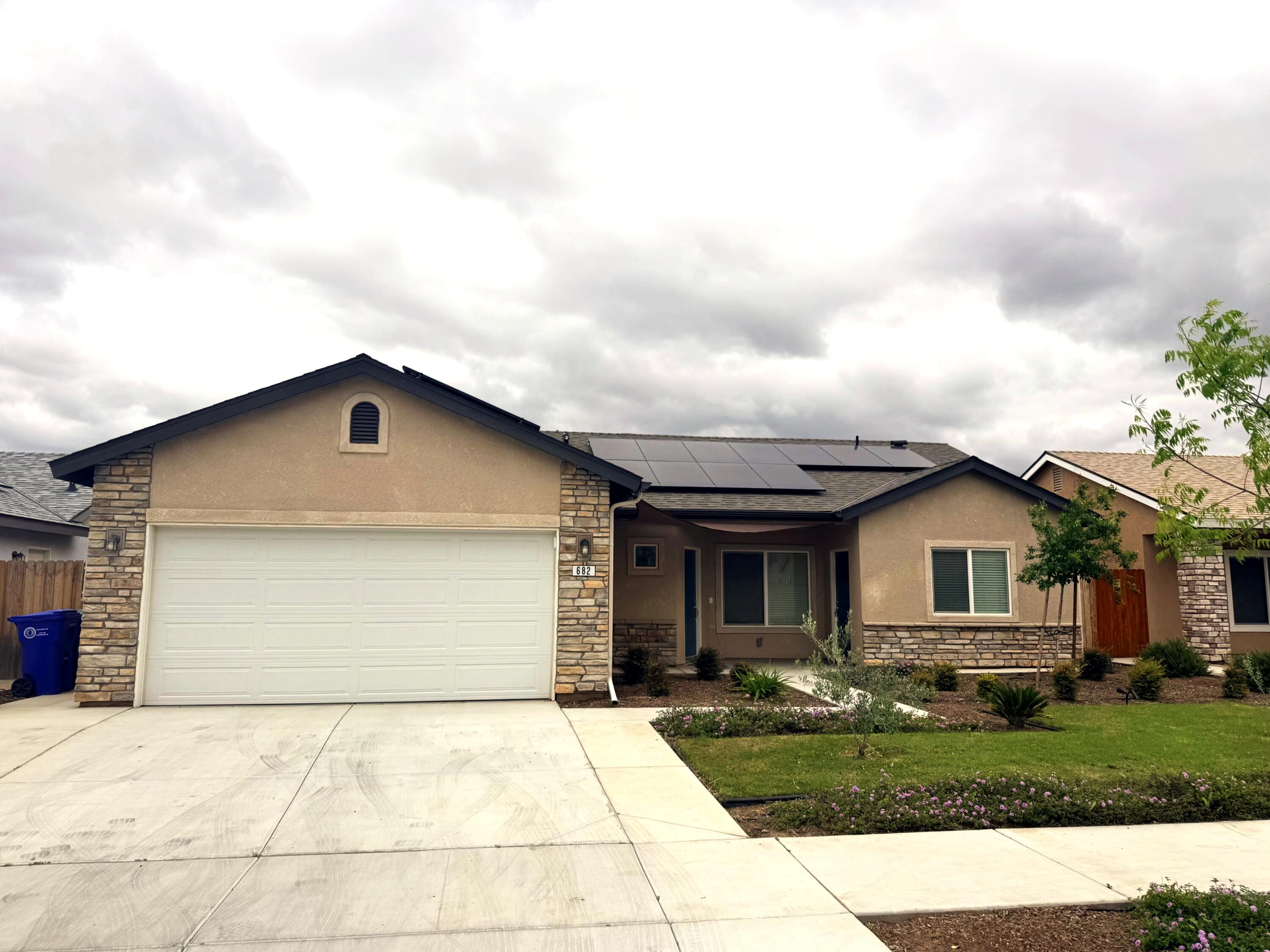 682 W Pin Oak Ave, Porterville, CA 93257