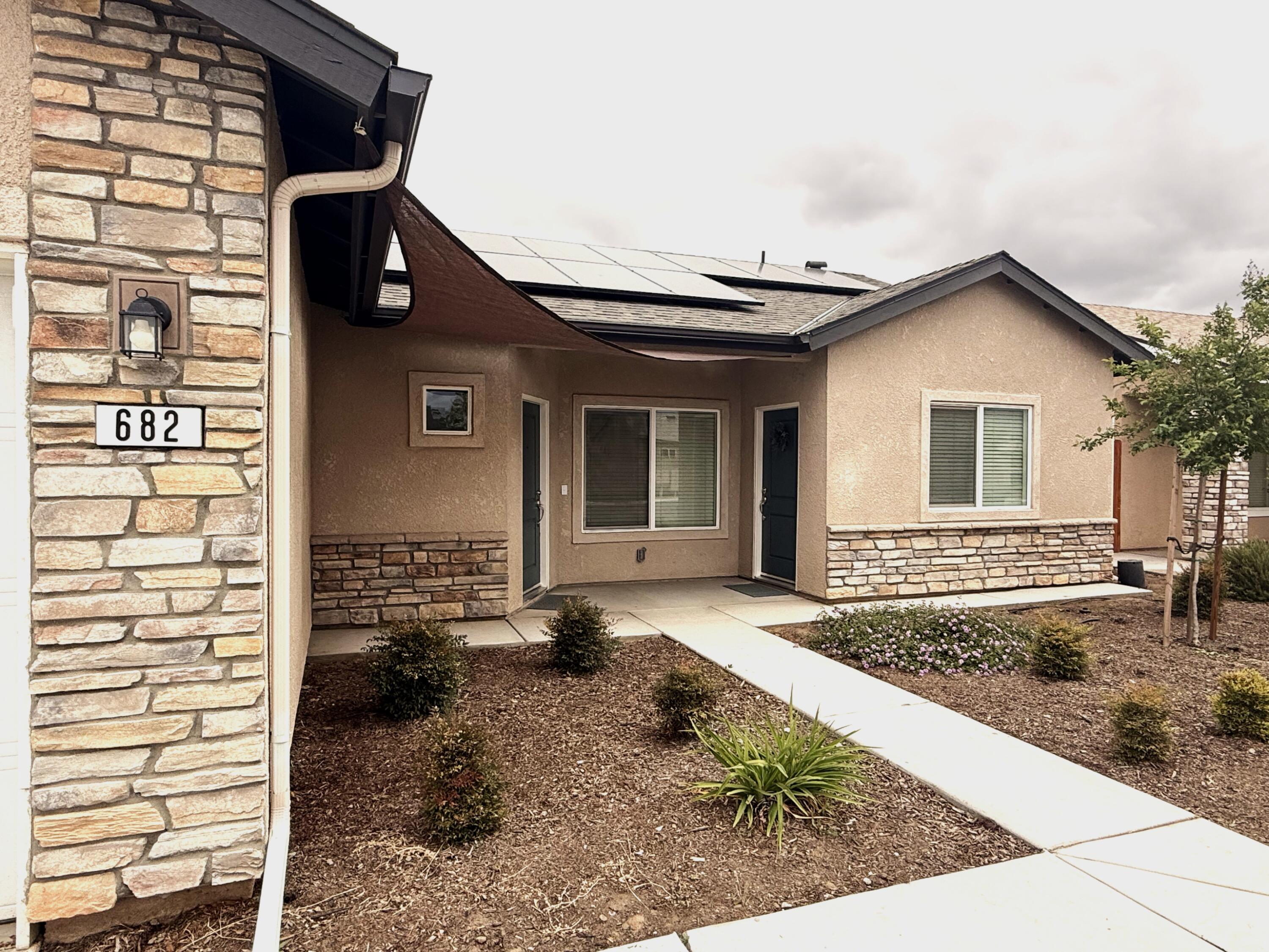 682 W Pin Oak Ave, Porterville, CA 93257