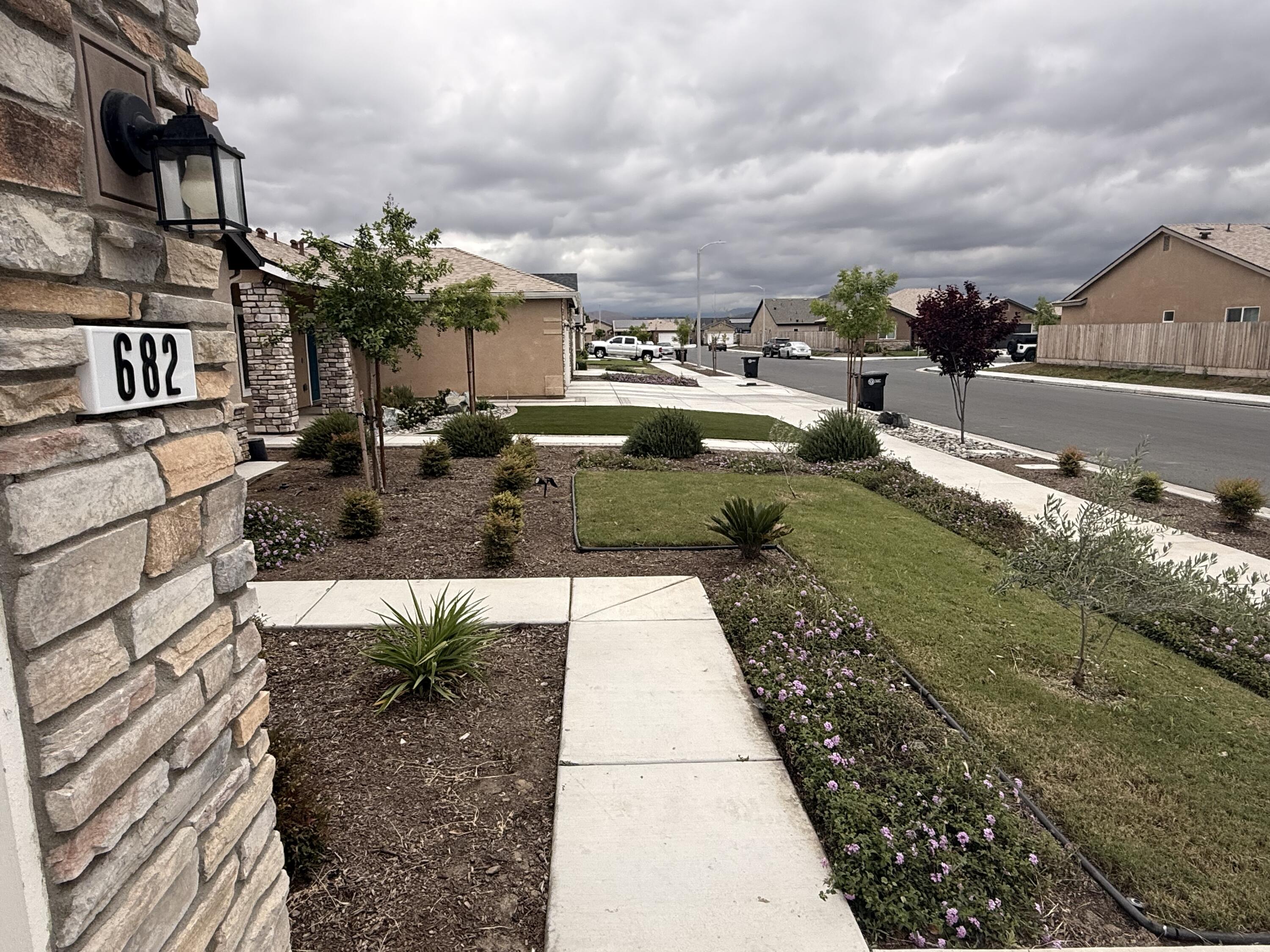 682 W Pin Oak Ave, Porterville, CA 93257