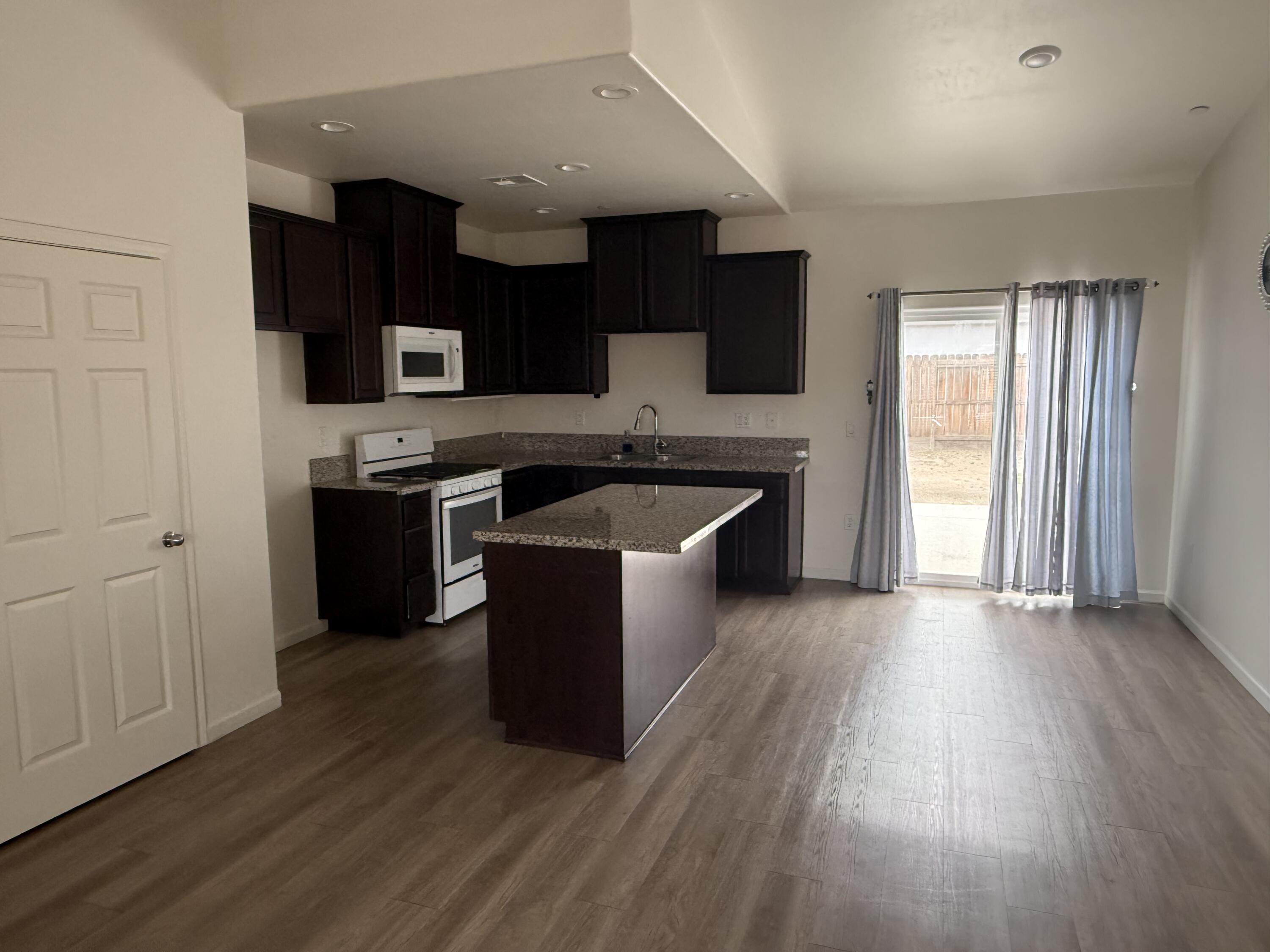 682 W Pin Oak Ave, Porterville, CA 93257