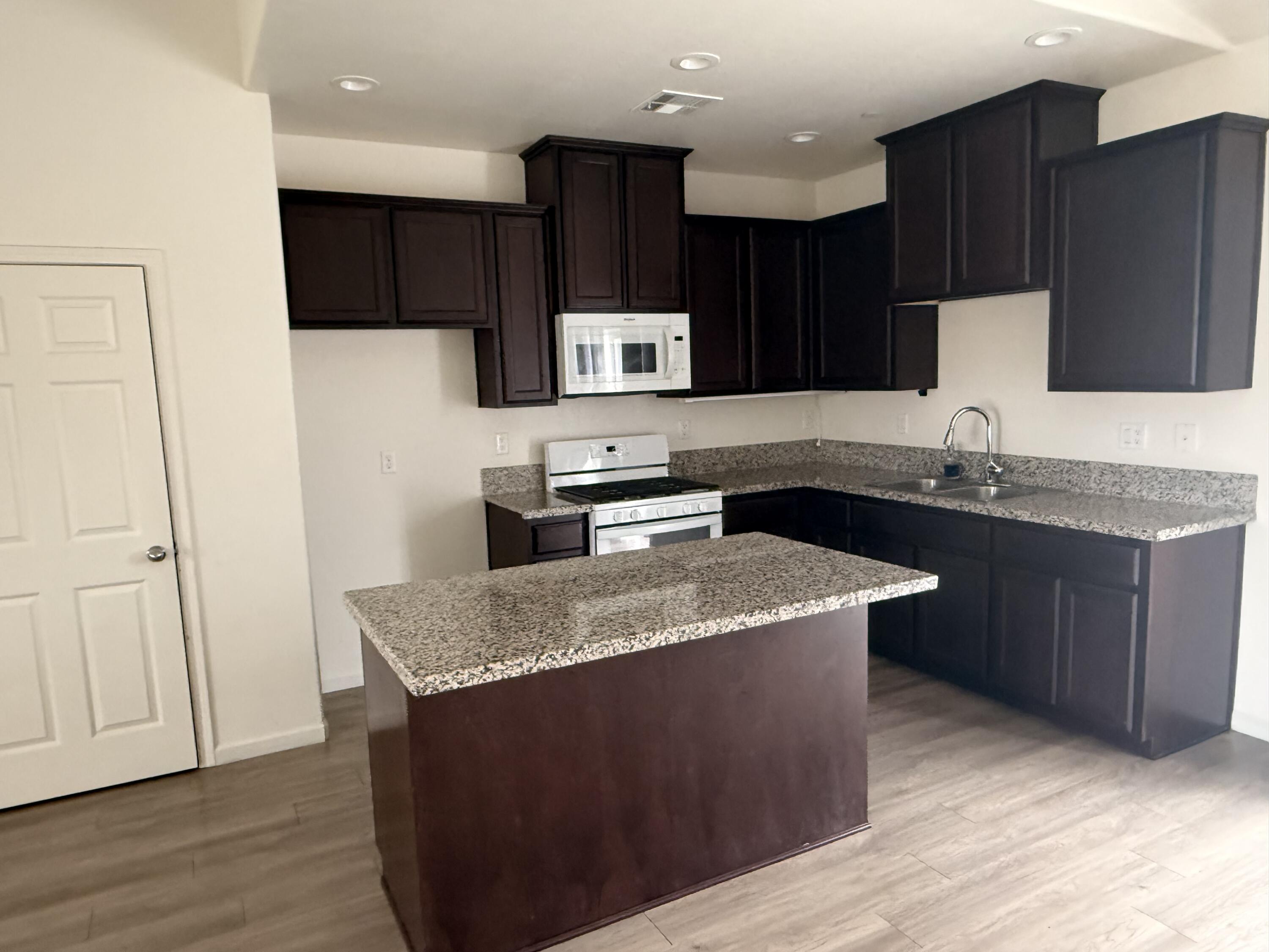 682 W Pin Oak Ave, Porterville, CA 93257