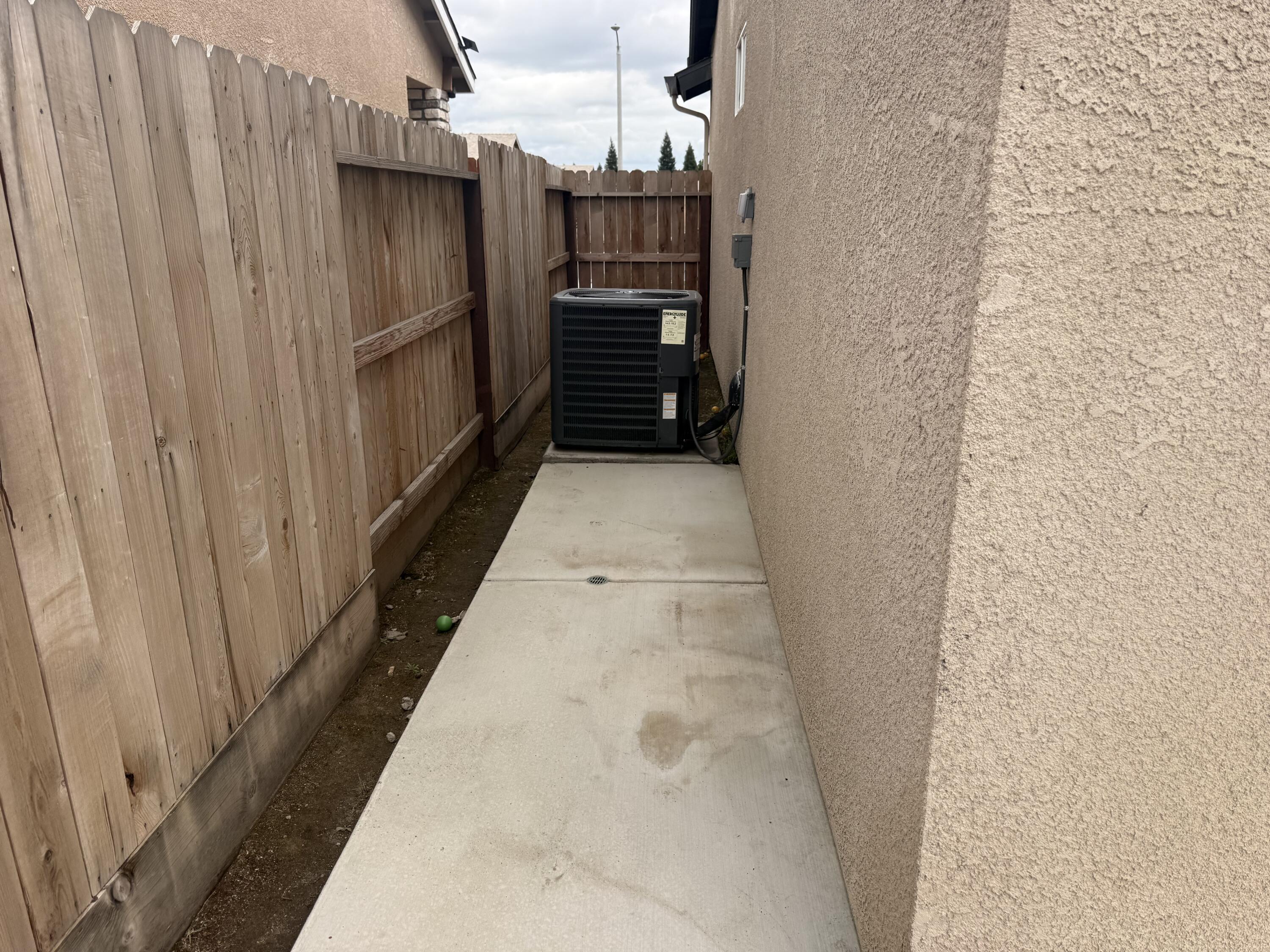 682 W Pin Oak Ave, Porterville, CA 93257