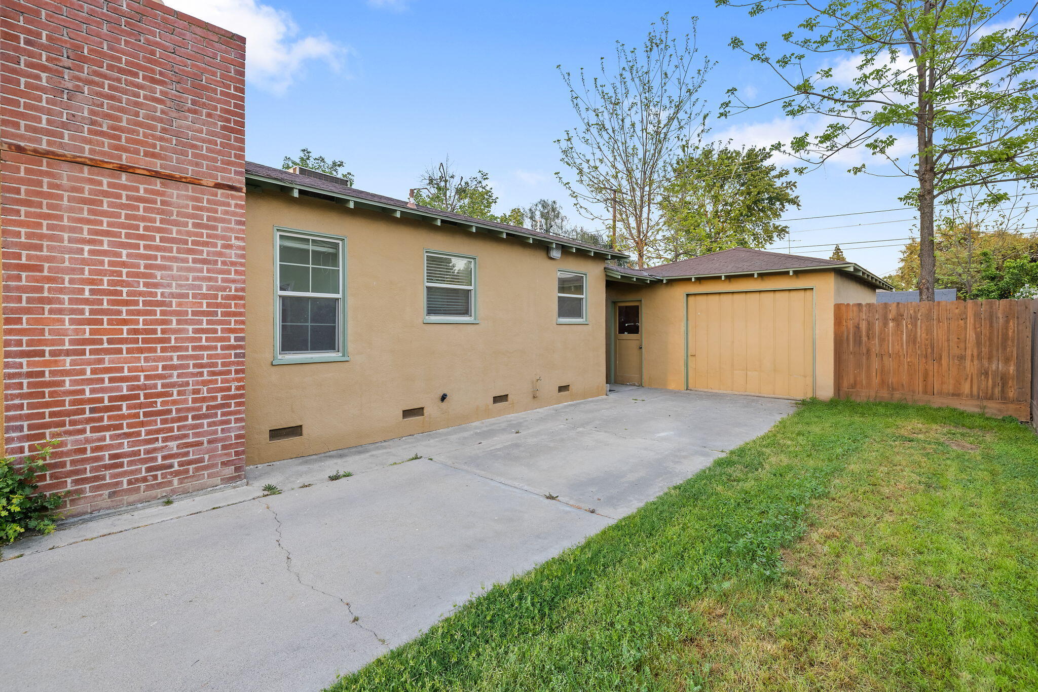 820 S Oak Park, Visalia, CA 93277