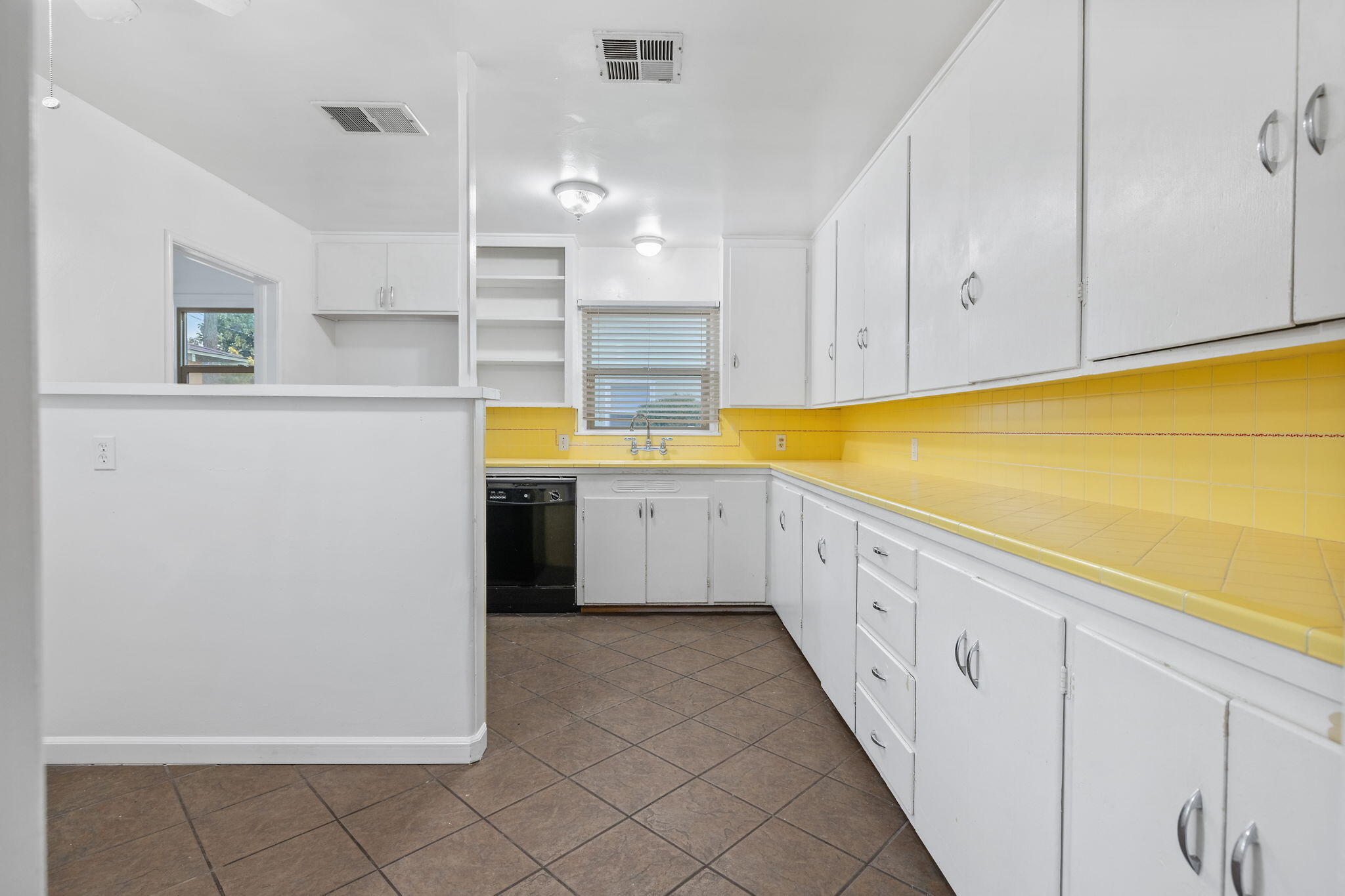 820 S Oak Park, Visalia, CA 93277