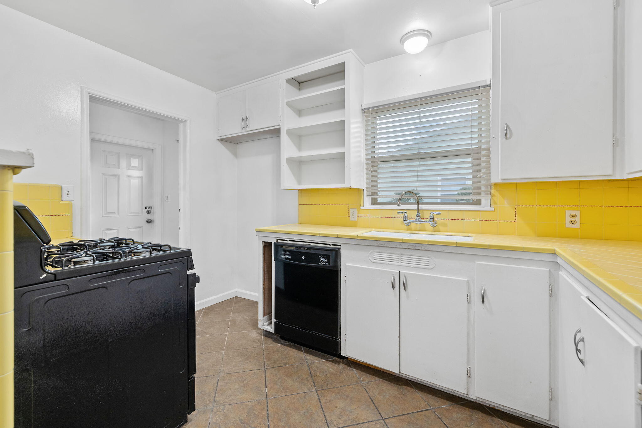 820 S Oak Park, Visalia, CA 93277