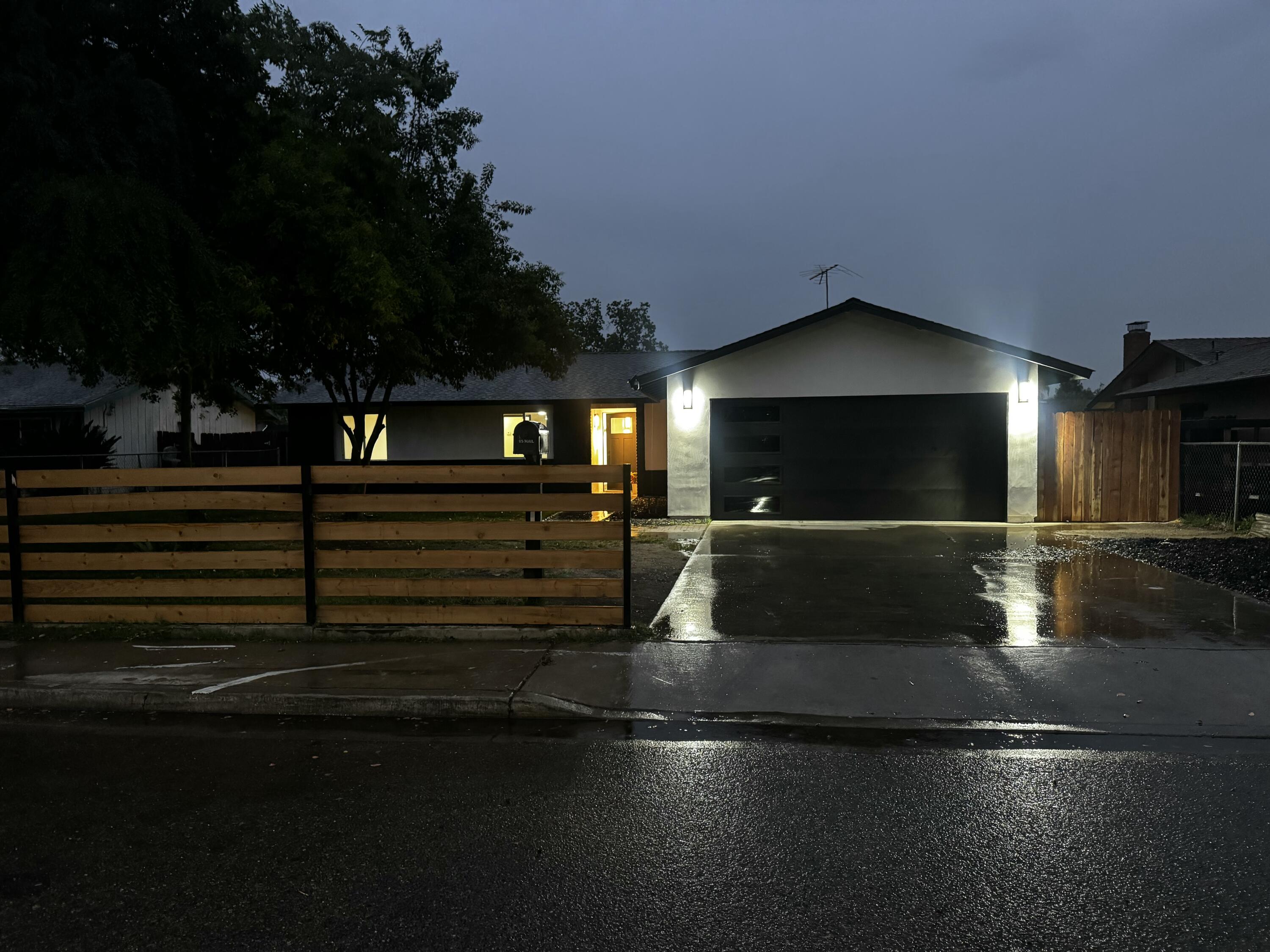 1704 N Giddings St, Visalia, CA 93291