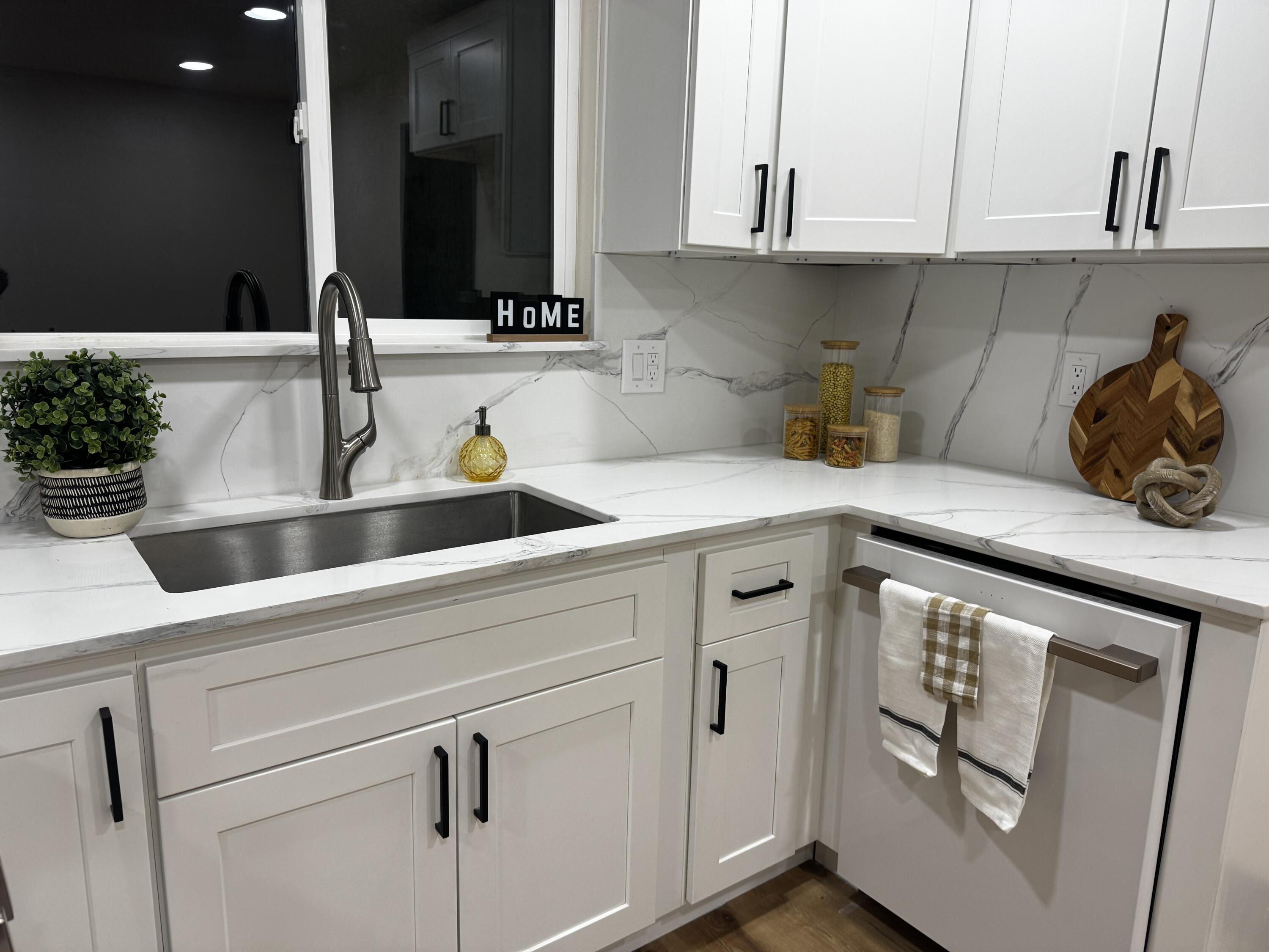 1704 N Giddings St, Visalia, CA 93291