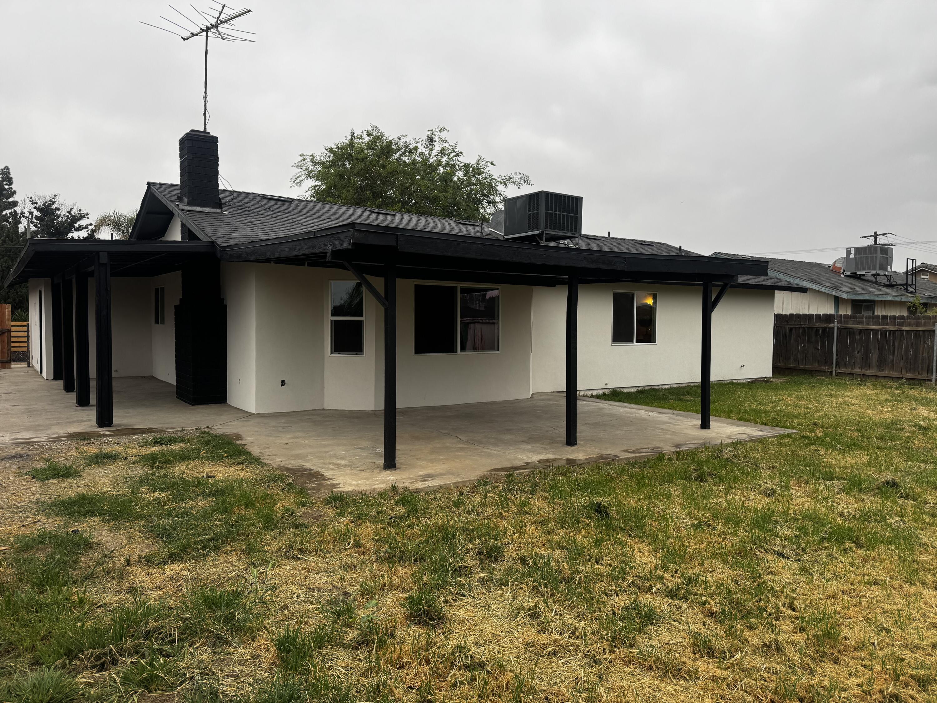 1704 N Giddings St, Visalia, CA 93291