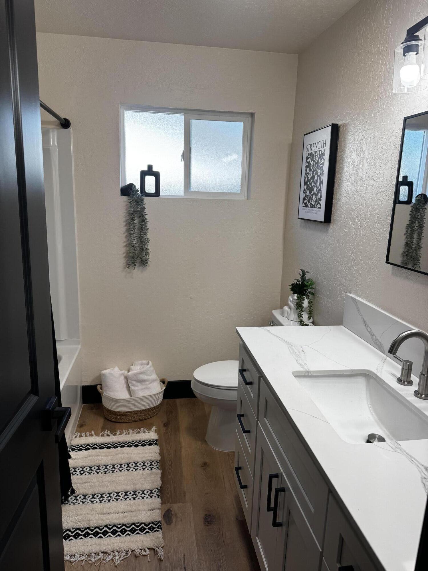 1704 N Giddings St, Visalia, CA 93291