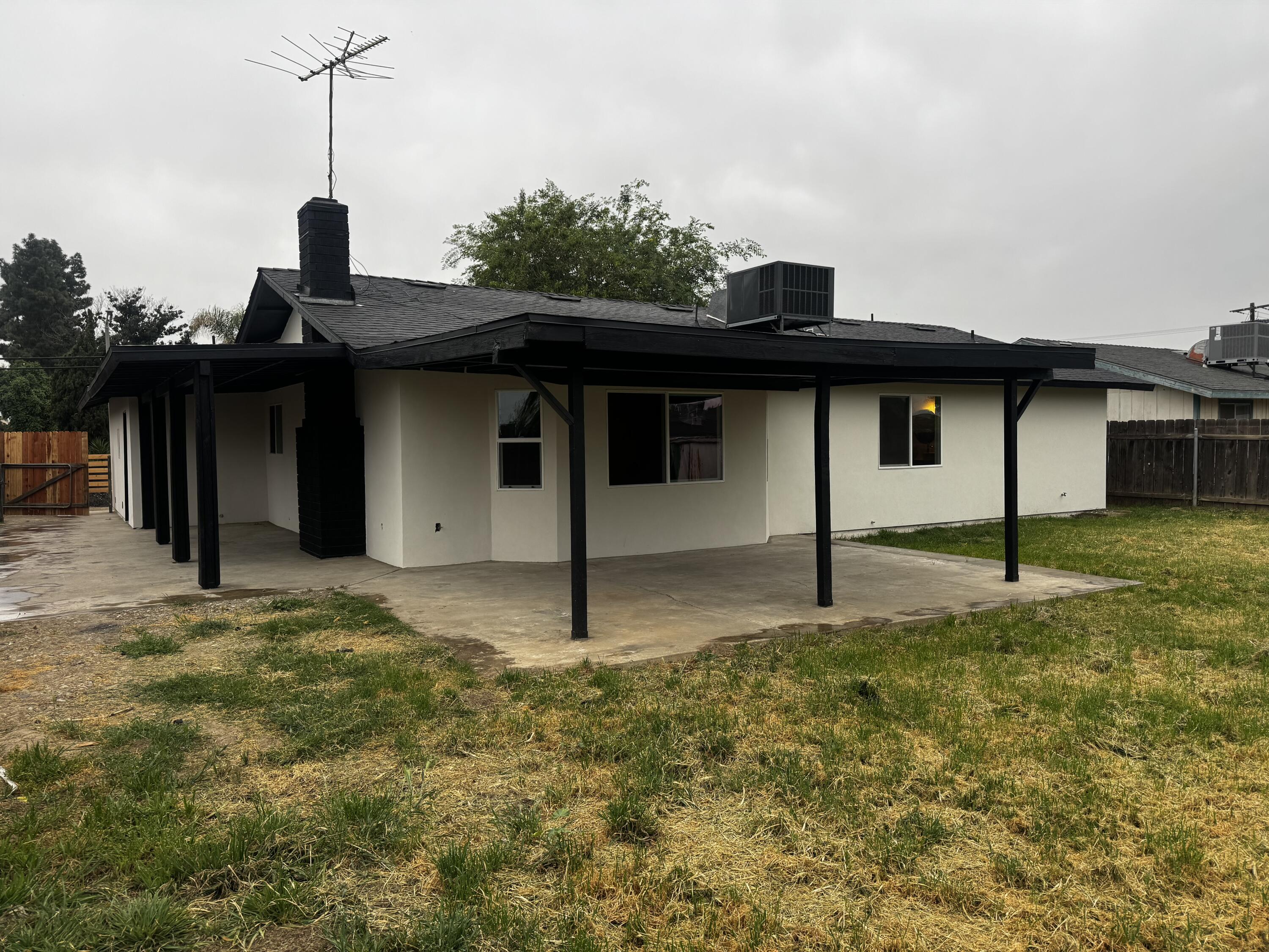 1704 N Giddings St, Visalia, CA 93291