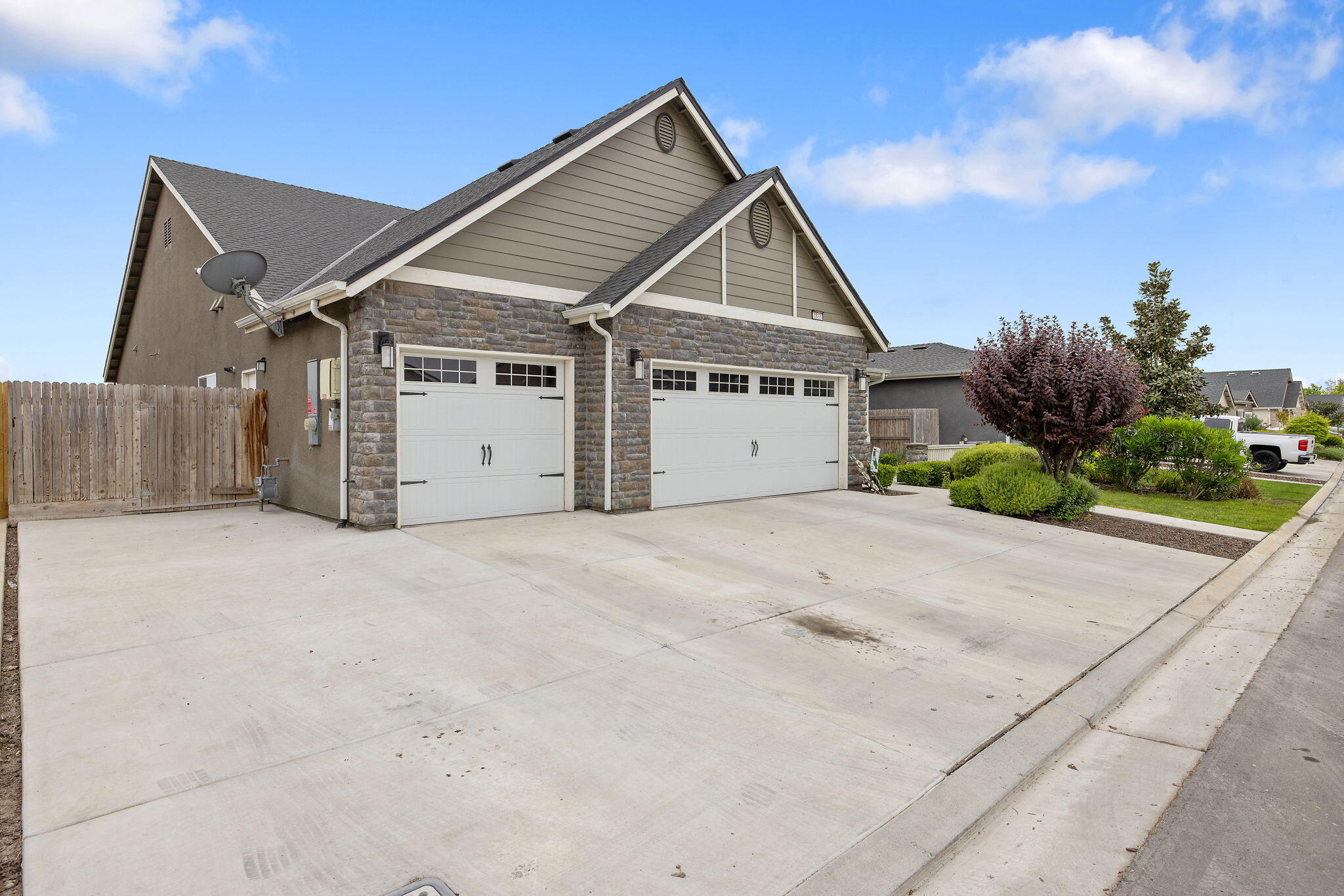 1833 Softwind Dr, Tulare, CA 93274