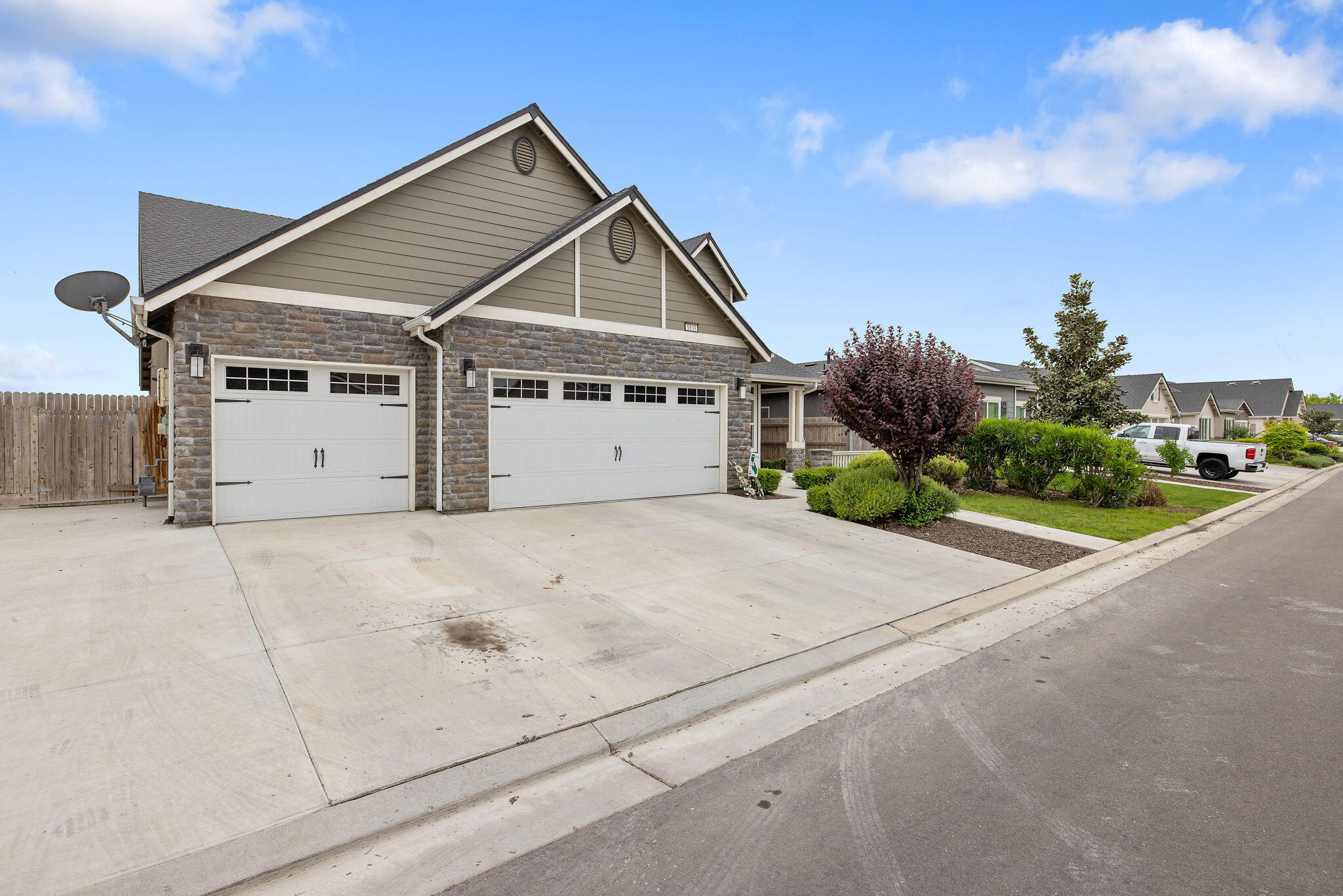 1833 Softwind Dr, Tulare, CA 93274