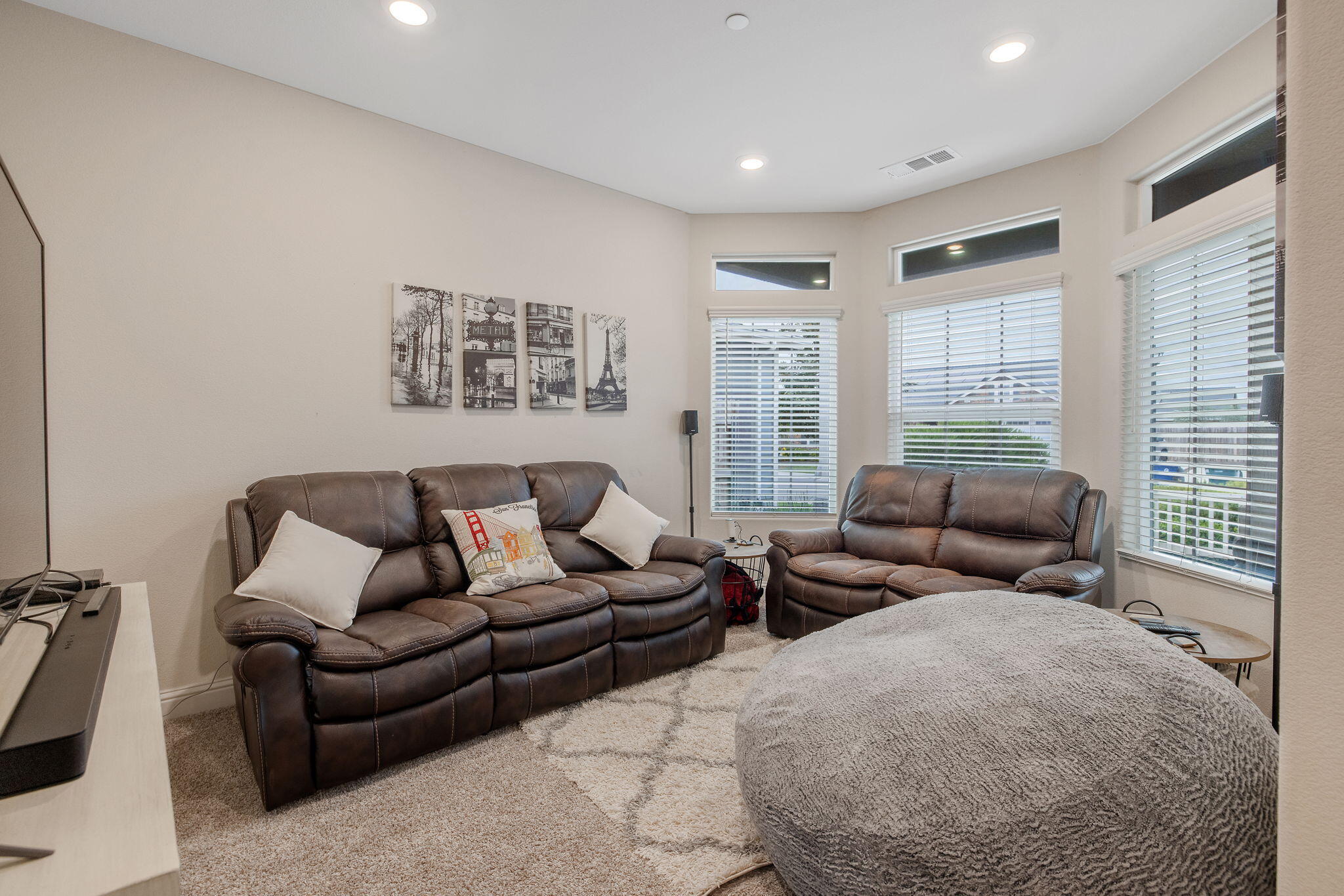 1833 Softwind Dr, Tulare, CA 93274