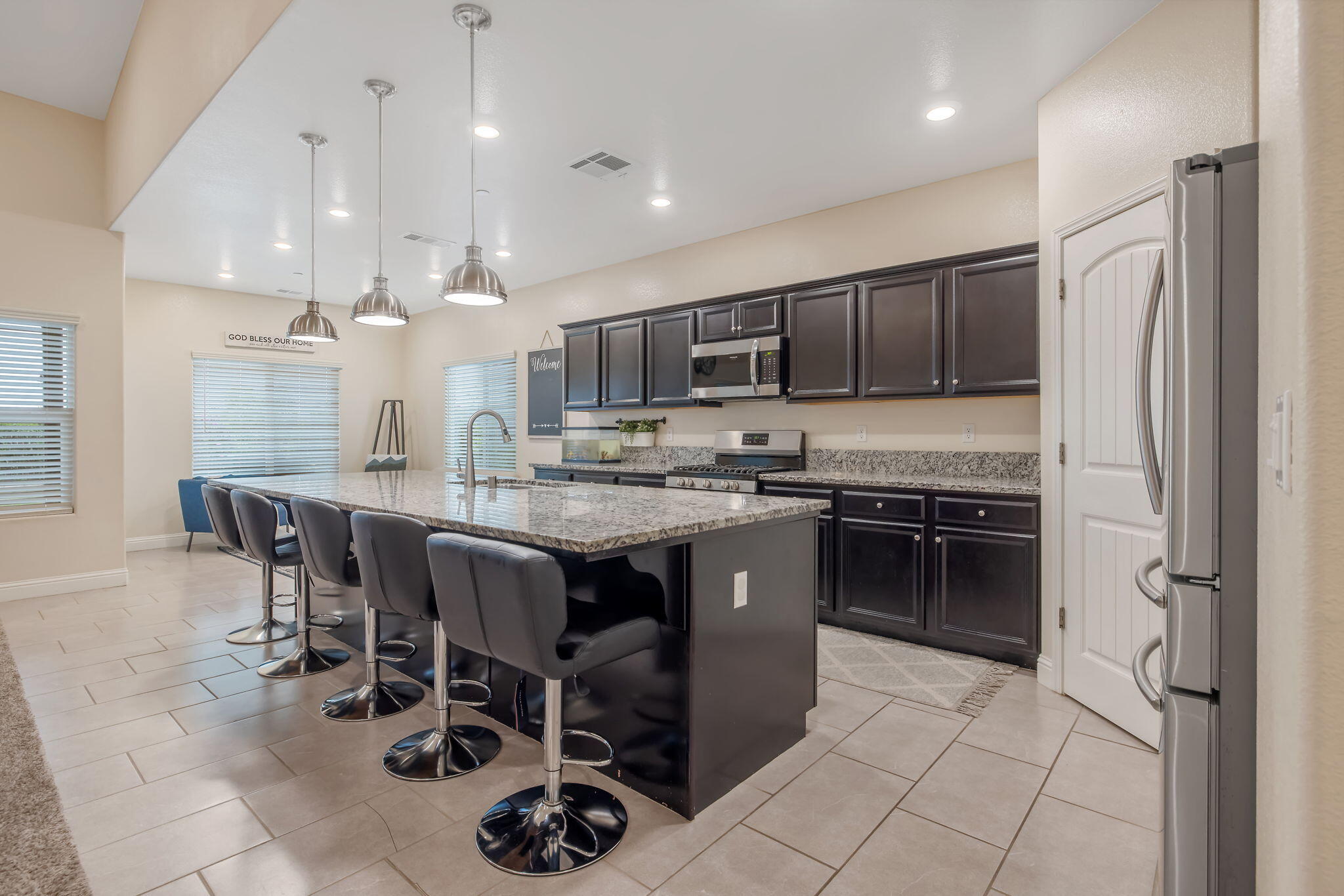 1833 Softwind Dr, Tulare, CA 93274