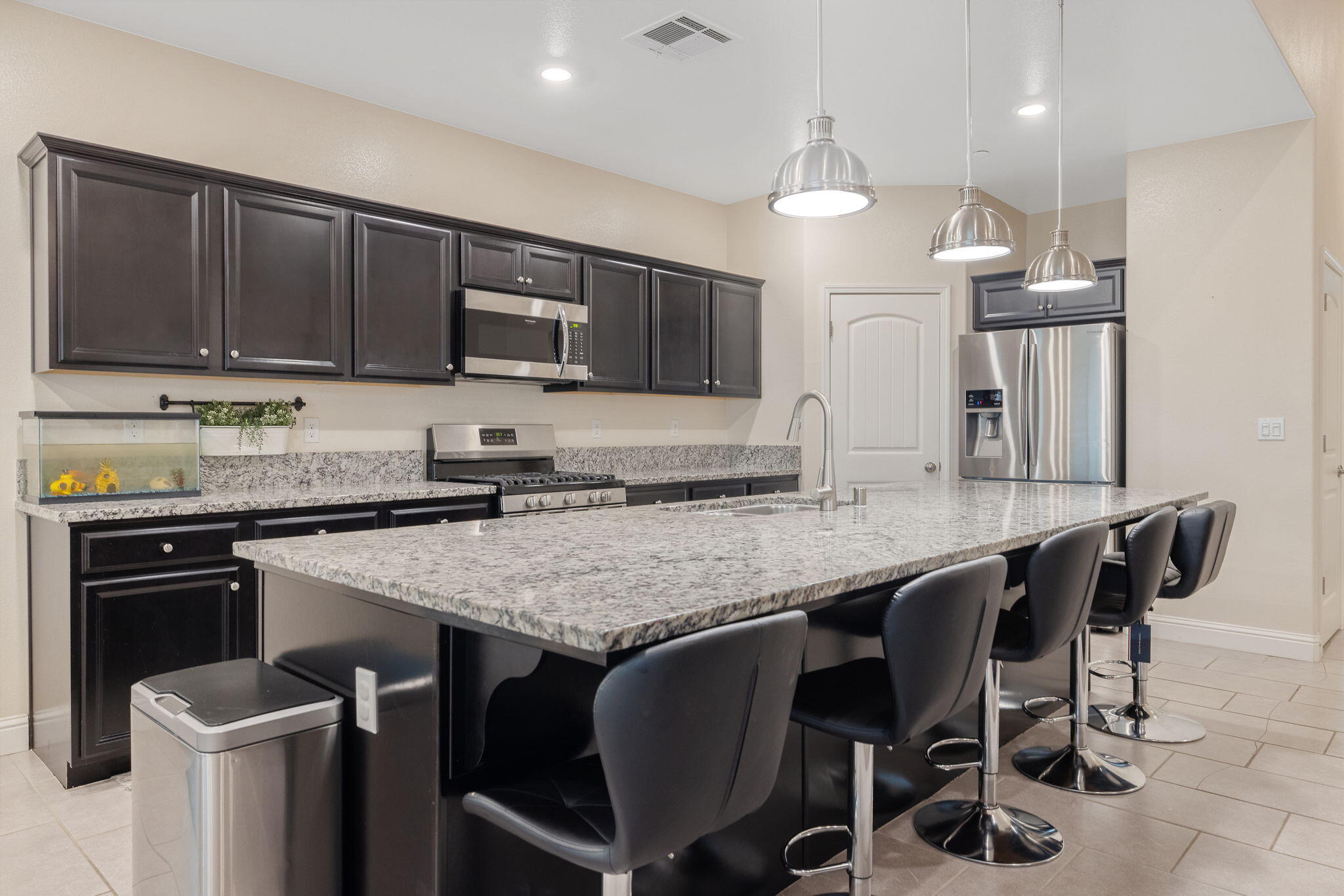 1833 Softwind Dr, Tulare, CA 93274