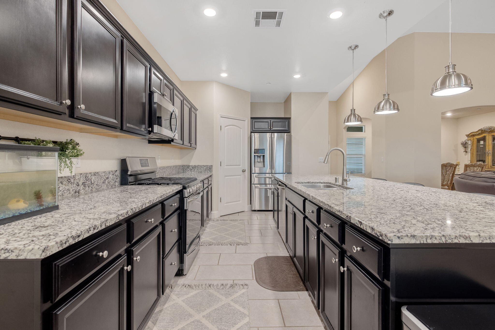 1833 Softwind Dr, Tulare, CA 93274