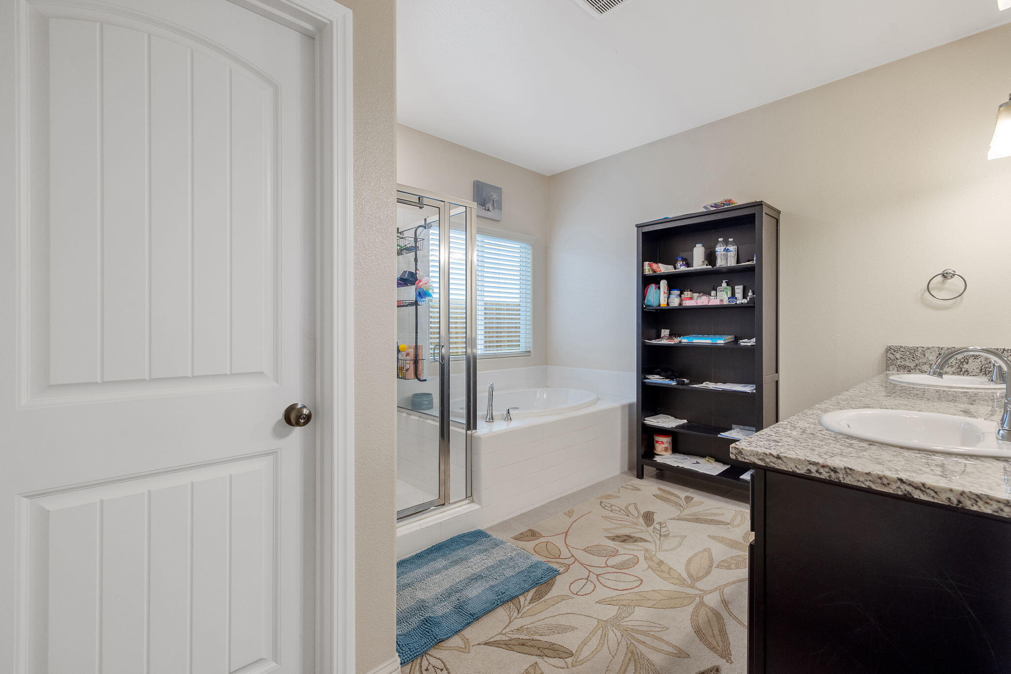 1833 Softwind Dr, Tulare, CA 93274