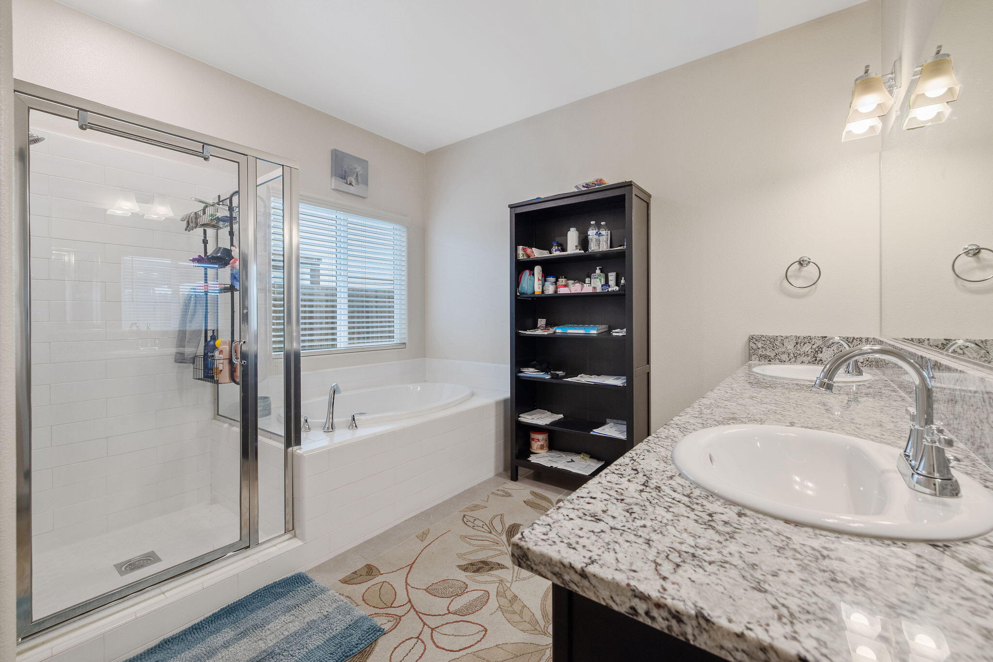 1833 Softwind Dr, Tulare, CA 93274