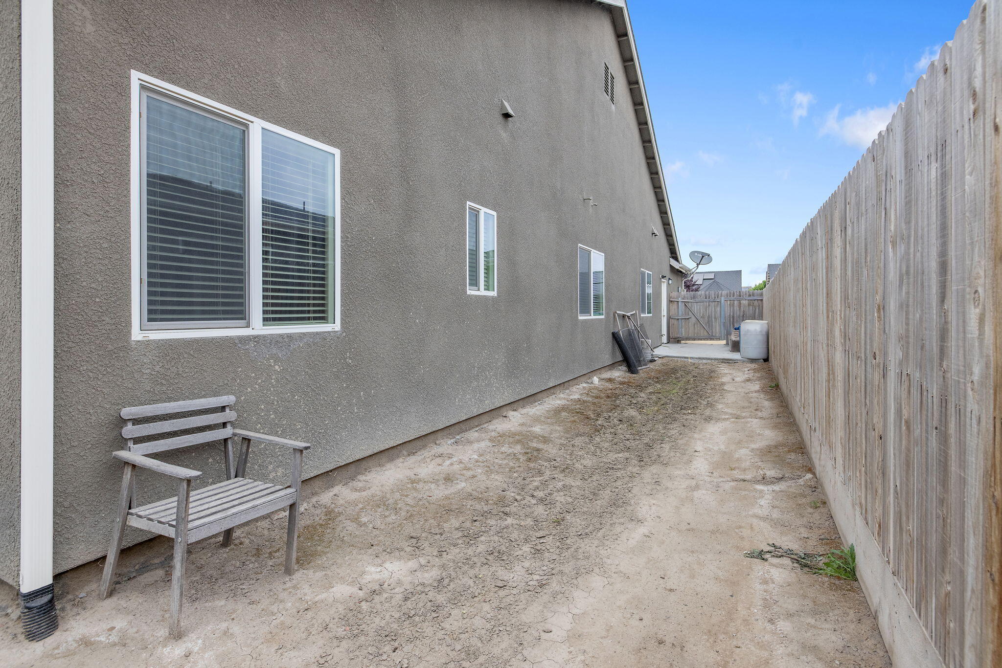1833 Softwind Dr, Tulare, CA 93274