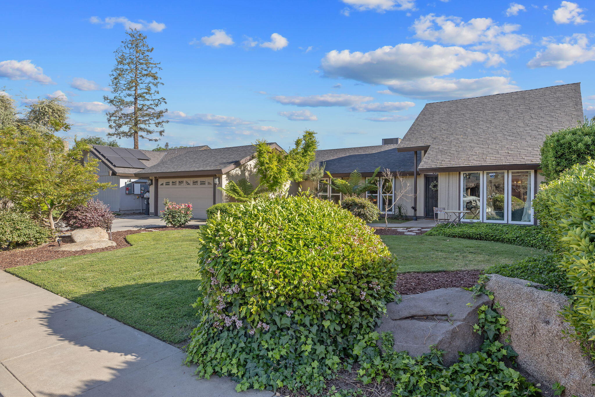 4211 W Nicholas Ave, Visalia, CA 93291