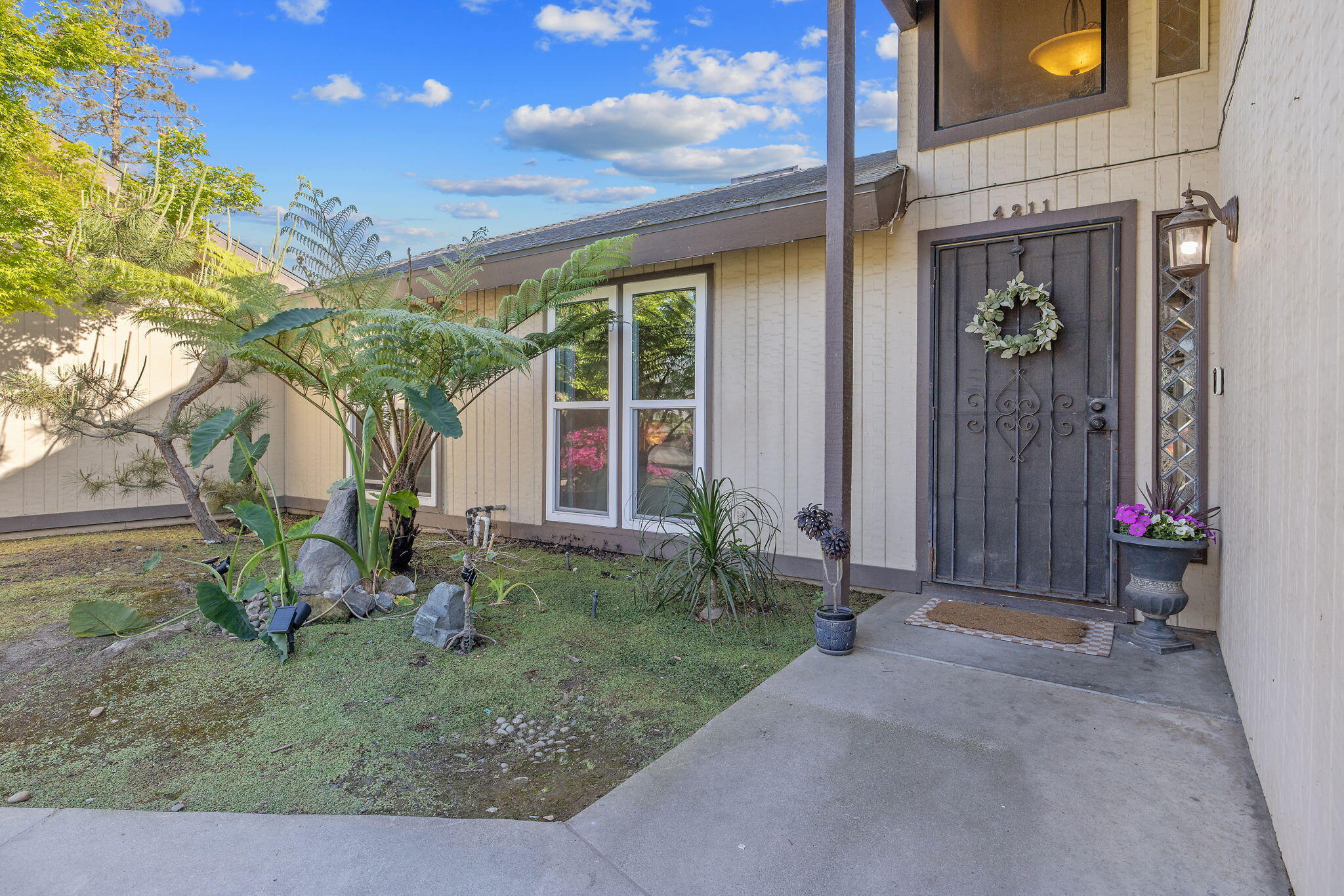 4211 W Nicholas Ave, Visalia, CA 93291