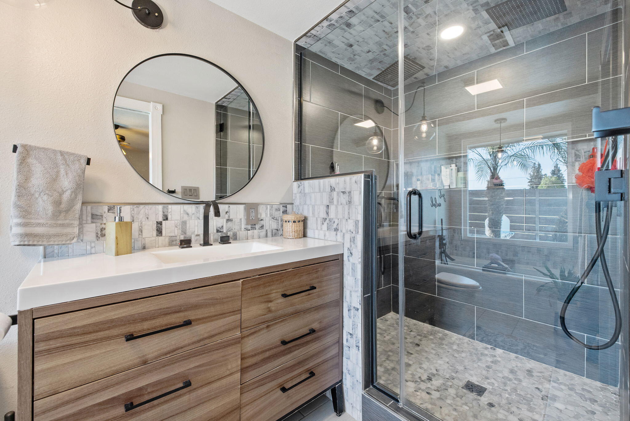 4211 W Nicholas Ave, Visalia, CA 93291